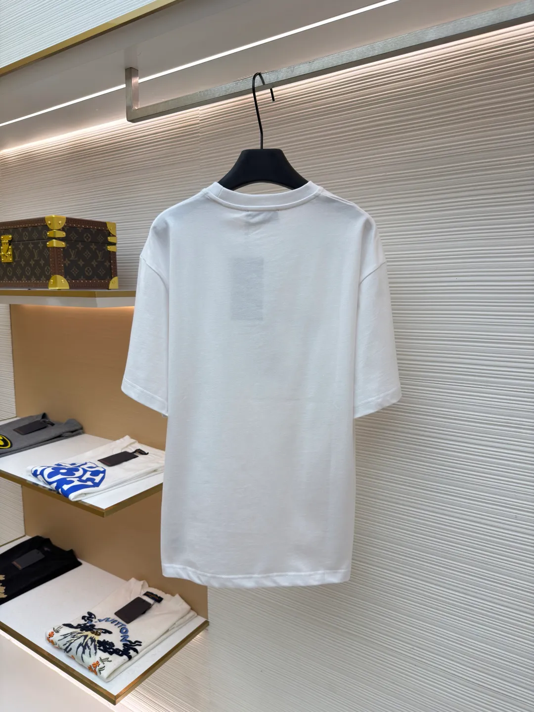 Gucci bridle webbing round neck short sleeves ●Original version: purchased and developed by 5270 ●Item number: 1682232-A00 ●Fabric: fine velvet knitted cotton fabric ●Technology: glue printing ●Color: white ●Version: fitted version ●Weight: about 285 grams ●Size: XS-S-M-L ●Description: 5S special woven compact fine velvet knitted cotton, weight 230g/㎡; paired with 32S high count and weight 1x1 rib, weight 340g/㎡. Ribbing is used on the collar to ensure excellent elastic recovery and deformation resistance of the collar. The fabric adopts compact spinning technology in the spinning process, which significantly reduces yarn hairiness, making the fabric structure denser, the surface smoother, and the pilling resistance better; fine velvet knitted fabric means that the fabric has been lightly sanded or raised. It feels close to ultra-fine suede; it has a soft and waxy skin-friendly feel. The weight of 230g is medium to heavy, which gives the T-shirt good stiffness and drape, ensuring the texture of the garment and the silhouette that is not prone to collapse. The pattern adopts environmentally friendly elastic glue printing technology. The special environmentally friendly water-based elastic slurry is transferred to the surface of the fabric through a fine silk screen, and then baked and solidified at high temperature. Its elastic properties ensure that the printed pattern can stretch with the fabric without cracking, and has excellent durability; the printed area presents a semi-matte uniform coating effect with high color saturation. It feels soft to the touch and has no obvious film lumps, maintaining the original breathability and comfort of the fabric. The overall wiring is straight and delicate, the fabric is comfortable and soft, and the color is consistent without color difference. It can be matched with the same style to create a fashionable look and control various occasions. Customized accessories, complete with three standards, same style for men and women!