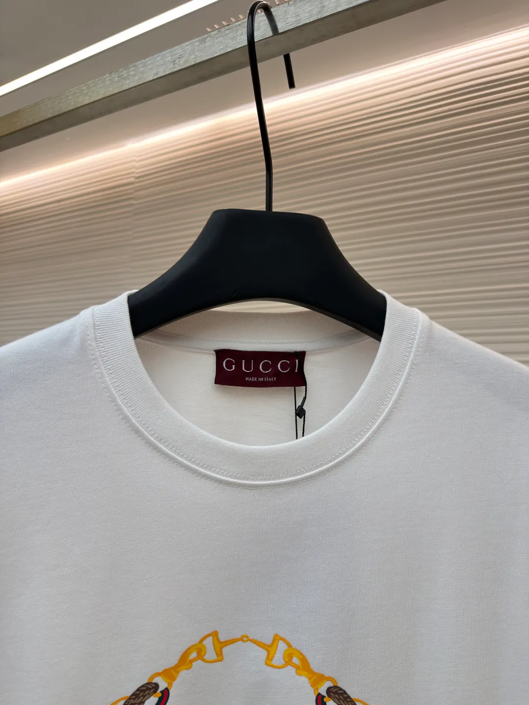 Gucci bridle webbing round neck short sleeves ●Original version: purchased and developed by 5270 ●Item number: 1682232-A00 ●Fabric: fine velvet knitted cotton fabric ●Technology: glue printing ●Color: white ●Version: fitted version ●Weight: about 285 grams ●Size: XS-S-M-L ●Description: 5S special woven compact fine velvet knitted cotton, weight 230g/㎡; paired with 32S high count and weight 1x1 rib, weight 340g/㎡. Ribbing is used on the collar to ensure excellent elastic recovery and deformation resistance of the collar. The fabric adopts compact spinning technology in the spinning process, which significantly reduces yarn hairiness, making the fabric structure denser, the surface smoother, and the pilling resistance better; fine velvet knitted fabric means that the fabric has been lightly sanded or raised. It feels close to ultra-fine suede; it has a soft and waxy skin-friendly feel. The weight of 230g is medium to heavy, which gives the T-shirt good stiffness and drape, ensuring the texture of the garment and the silhouette that is not prone to collapse. The pattern adopts environmentally friendly elastic glue printing technology. The special environmentally friendly water-based elastic slurry is transferred to the surface of the fabric through a fine silk screen, and then baked and solidified at high temperature. Its elastic properties ensure that the printed pattern can stretch with the fabric without cracking, and has excellent durability; the printed area presents a semi-matte uniform coating effect with high color saturation. It feels soft to the touch and has no obvious film lumps, maintaining the original breathability and comfort of the fabric. The overall wiring is straight and delicate, the fabric is comfortable and soft, and the color is consistent without color difference. It can be matched with the same style to create a fashionable look and control various occasions. Customized accessories, complete with three standards, same style for men and women!