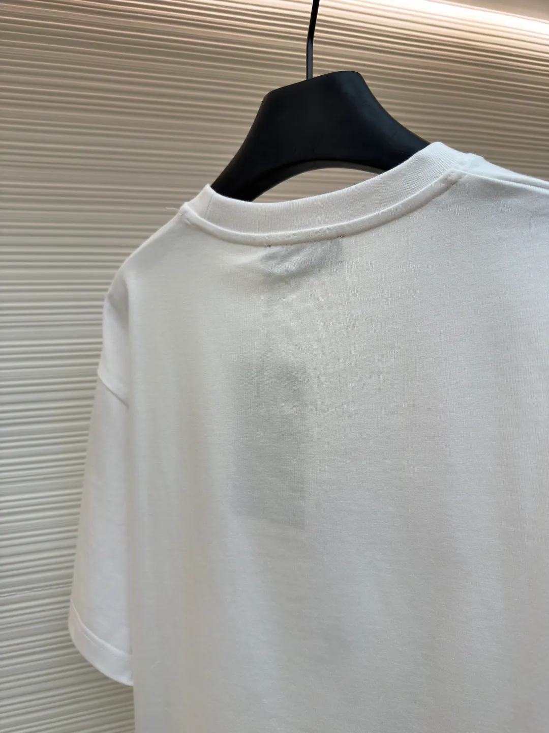 Gucci bridle webbing round neck short sleeves ●Original version: purchased and developed by 5270 ●Item number: 1682232-A00 ●Fabric: fine velvet knitted cotton fabric ●Technology: glue printing ●Color: white ●Version: fitted version ●Weight: about 285 grams ●Size: XS-S-M-L ●Description: 5S special woven compact fine velvet knitted cotton, weight 230g/㎡; paired with 32S high count and weight 1x1 rib, weight 340g/㎡. Ribbing is used on the collar to ensure excellent elastic recovery and deformation resistance of the collar. The fabric adopts compact spinning technology in the spinning process, which significantly reduces yarn hairiness, making the fabric structure denser, the surface smoother, and the pilling resistance better; fine velvet knitted fabric means that the fabric has been lightly sanded or raised. It feels close to ultra-fine suede; it has a soft and waxy skin-friendly feel. The weight of 230g is medium to heavy, which gives the T-shirt good stiffness and drape, ensuring the texture of the garment and the silhouette that is not prone to collapse. The pattern adopts environmentally friendly elastic glue printing technology. The special environmentally friendly water-based elastic slurry is transferred to the surface of the fabric through a fine silk screen, and then baked and solidified at high temperature. Its elastic properties ensure that the printed pattern can stretch with the fabric without cracking, and has excellent durability; the printed area presents a semi-matte uniform coating effect with high color saturation. It feels soft to the touch and has no obvious film lumps, maintaining the original breathability and comfort of the fabric. The overall wiring is straight and delicate, the fabric is comfortable and soft, and the color is consistent without color difference. It can be matched with the same style to create a fashionable look and control various occasions. Customized accessories, complete with three standards, same style for men and women!