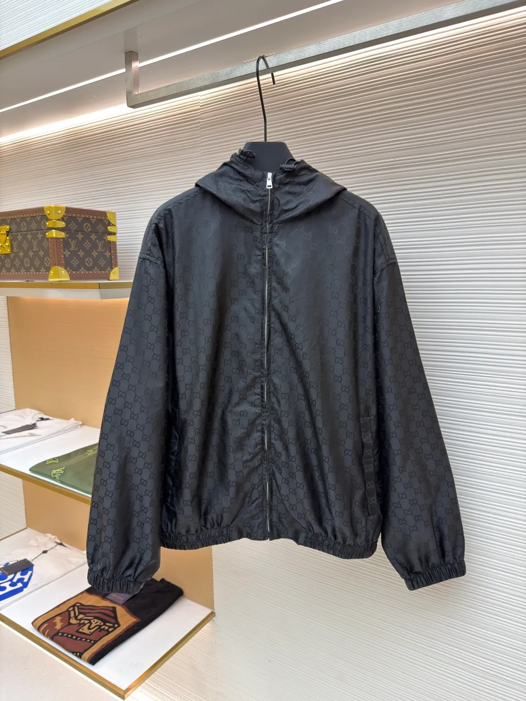 Gucci full-print GG zipper jacket ●Original version: Purchased and developed in 19900 ●Item number: 1680918-B65 ●Fabric: High-density mercerized nylon fabric ●Technology: Jacquard production ●Version: Fitted version ●Weight: about 505 grams ●Size: 44-46-48-50 ●Description: Customized high-density mercerized nylon material with excellent texture and comfortable fit Customized shiny mercerized jacquard technology cotton brocade It has excellent texture and is comfortable and close to the skin. It is based on obsidian black and looks like star trails at night. The GG pattern is all over the body. It comes from the brand's profound cultural heritage and quietly emerges in a looming manner. The hood flutters gently, adding a sense of agility and elegance to the overall shape. With its unique flexible switching design of the clothing package, it has become a model of the perfect integration of fashion and function. Fabric jacquard technology: By weaving the full width GG jacquard texture technology on the surface of the fabric, we control the interweaving method of warp and weft threads. Precisely control the interlacing density and tension of yarns to make it more three-dimensional and ergonomically cut. Return to traditional craftsmanship through segmentation, folding, shrinking, and stretching techniques. The so-called slow work produces fine work, which is the respect for the material. The pursuit of feel. Complex workmanship, tedious, slow timeliness, high loss, template machine to open the bag. Preset template to guide the position of opening the bag. Precision in shape and size ensures quality bag opening results. The overall wiring is straight and delicate, the fabric is comfortable and soft, and the color is consistent without color difference. It can be matched with the same style to create a fashionable look and control various occasions. Customized accessories, complete with three standards, same style for men and women!