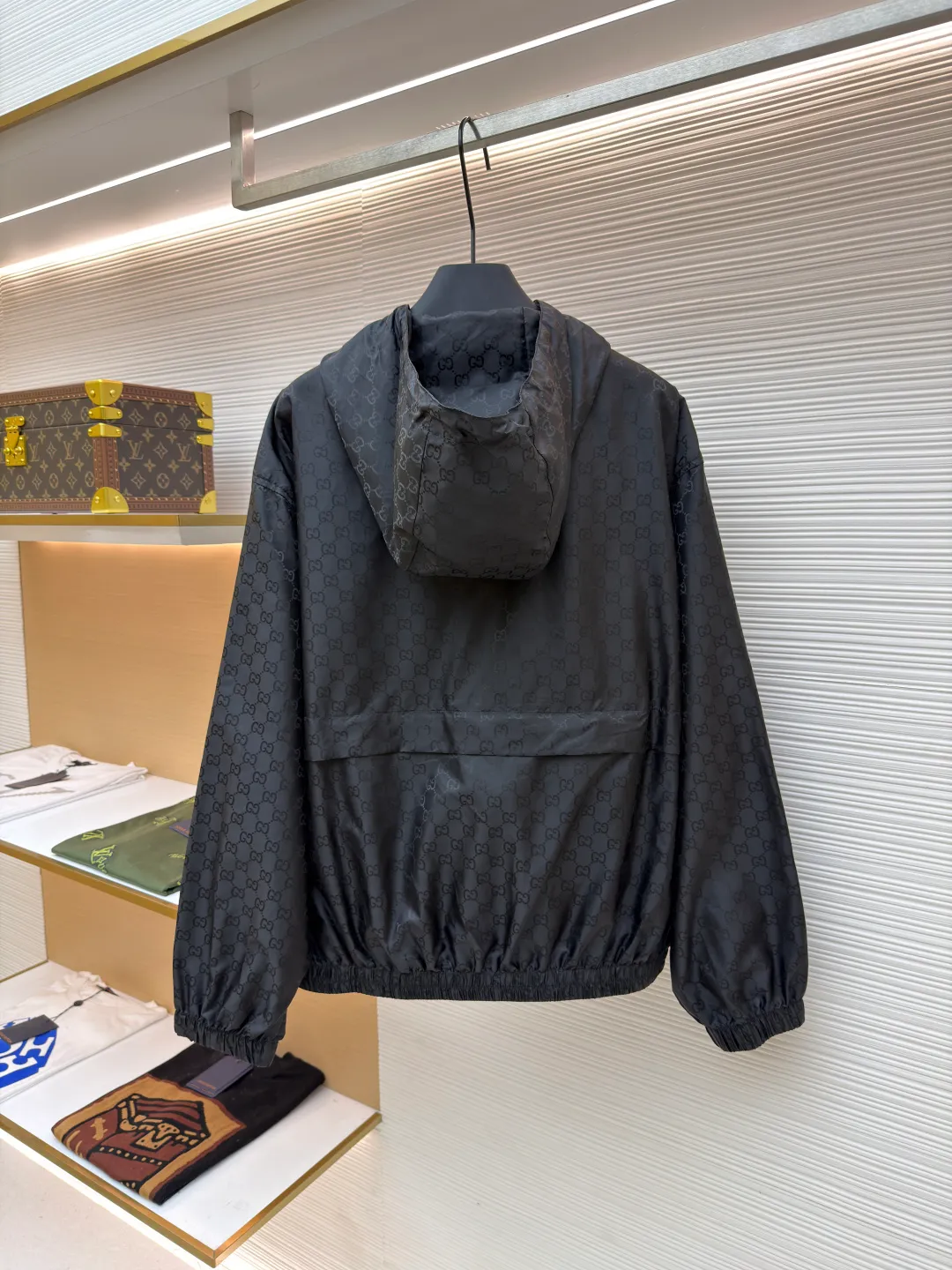 Gucci full-print GG zipper jacket ●Original version: Purchased and developed in 19900 ●Item number: 1680918-B65 ●Fabric: High-density mercerized nylon fabric ●Technology: Jacquard production ●Version: Fitted version ●Weight: about 505 grams ●Size: 44-46-48-50 ●Description: Customized high-density mercerized nylon material with excellent texture and comfortable fit Customized shiny mercerized jacquard technology cotton brocade It has excellent texture and is comfortable and close to the skin. It is based on obsidian black and looks like star trails at night. The GG pattern is all over the body. It comes from the brand's profound cultural heritage and quietly emerges in a looming manner. The hood flutters gently, adding a sense of agility and elegance to the overall shape. With its unique flexible switching design of the clothing package, it has become a model of the perfect integration of fashion and function. Fabric jacquard technology: By weaving the full width GG jacquard texture technology on the surface of the fabric, we control the interweaving method of warp and weft threads. Precisely control the interlacing density and tension of yarns to make it more three-dimensional and ergonomically cut. Return to traditional craftsmanship through segmentation, folding, shrinking, and stretching techniques. The so-called slow work produces fine work, which is the respect for the material. The pursuit of feel. Complex workmanship, tedious, slow timeliness, high loss, template machine to open the bag. Preset template to guide the position of opening the bag. Precision in shape and size ensures quality bag opening results. The overall wiring is straight and delicate, the fabric is comfortable and soft, and the color is consistent without color difference. It can be matched with the same style to create a fashionable look and control various occasions. Customized accessories, complete with three standards, same style for men and women!
