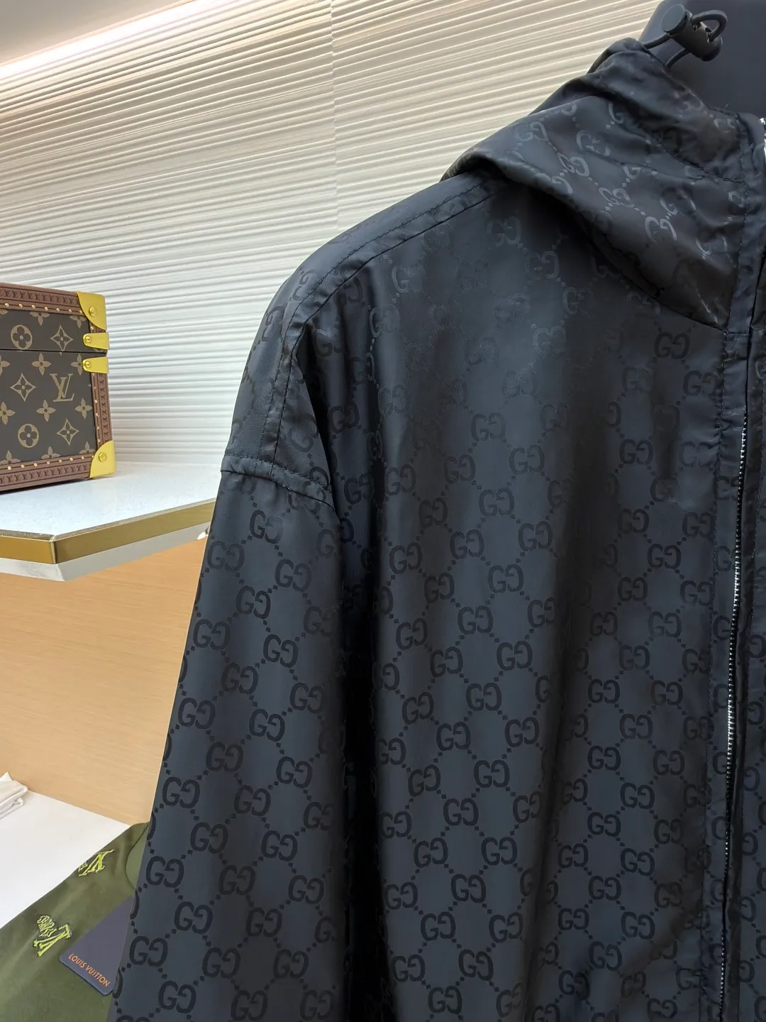 Gucci full-print GG zipper jacket ●Original version: Purchased and developed in 19900 ●Item number: 1680918-B65 ●Fabric: High-density mercerized nylon fabric ●Technology: Jacquard production ●Version: Fitted version ●Weight: about 505 grams ●Size: 44-46-48-50 ●Description: Customized high-density mercerized nylon material with excellent texture and comfortable fit Customized shiny mercerized jacquard technology cotton brocade It has excellent texture and is comfortable and close to the skin. It is based on obsidian black and looks like star trails at night. The GG pattern is all over the body. It comes from the brand's profound cultural heritage and quietly emerges in a looming manner. The hood flutters gently, adding a sense of agility and elegance to the overall shape. With its unique flexible switching design of the clothing package, it has become a model of the perfect integration of fashion and function. Fabric jacquard technology: By weaving the full width GG jacquard texture technology on the surface of the fabric, we control the interweaving method of warp and weft threads. Precisely control the interlacing density and tension of yarns to make it more three-dimensional and ergonomically cut. Return to traditional craftsmanship through segmentation, folding, shrinking, and stretching techniques. The so-called slow work produces fine work, which is the respect for the material. The pursuit of feel. Complex workmanship, tedious, slow timeliness, high loss, template machine to open the bag. Preset template to guide the position of opening the bag. Precision in shape and size ensures quality bag opening results. The overall wiring is straight and delicate, the fabric is comfortable and soft, and the color is consistent without color difference. It can be matched with the same style to create a fashionable look and control various occasions. Customized accessories, complete with three standards, same style for men and women!