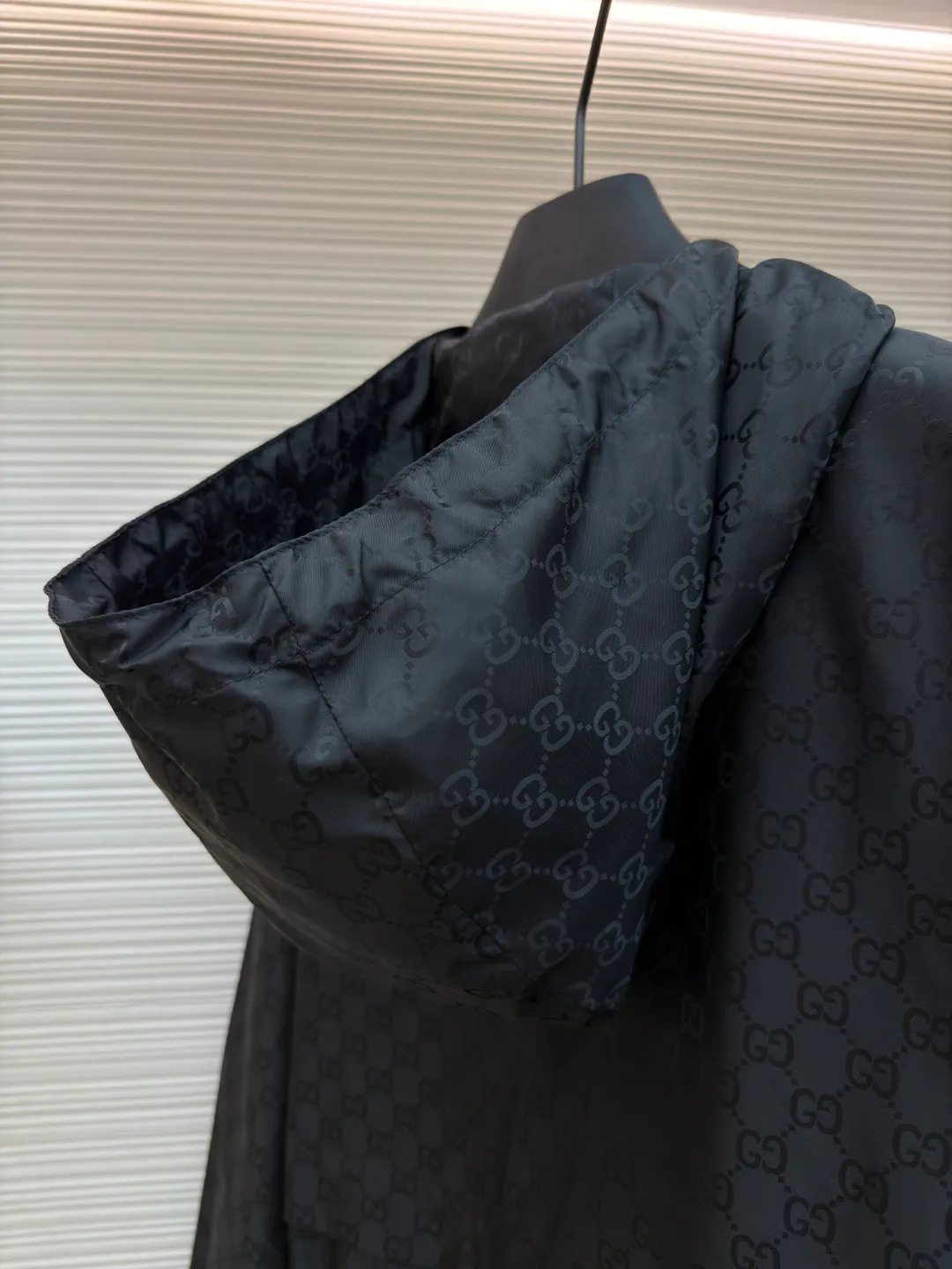 Gucci full-print GG zipper jacket ●Original version: Purchased and developed in 19900 ●Item number: 1680918-B65 ●Fabric: High-density mercerized nylon fabric ●Technology: Jacquard production ●Version: Fitted version ●Weight: about 505 grams ●Size: 44-46-48-50 ●Description: Customized high-density mercerized nylon material with excellent texture and comfortable fit Customized shiny mercerized jacquard technology cotton brocade It has excellent texture and is comfortable and close to the skin. It is based on obsidian black and looks like star trails at night. The GG pattern is all over the body. It comes from the brand's profound cultural heritage and quietly emerges in a looming manner. The hood flutters gently, adding a sense of agility and elegance to the overall shape. With its unique flexible switching design of the clothing package, it has become a model of the perfect integration of fashion and function. Fabric jacquard technology: By weaving the full width GG jacquard texture technology on the surface of the fabric, we control the interweaving method of warp and weft threads. Precisely control the interlacing density and tension of yarns to make it more three-dimensional and ergonomically cut. Return to traditional craftsmanship through segmentation, folding, shrinking, and stretching techniques. The so-called slow work produces fine work, which is the respect for the material. The pursuit of feel. Complex workmanship, tedious, slow timeliness, high loss, template machine to open the bag. Preset template to guide the position of opening the bag. Precision in shape and size ensures quality bag opening results. The overall wiring is straight and delicate, the fabric is comfortable and soft, and the color is consistent without color difference. It can be matched with the same style to create a fashionable look and control various occasions. Customized accessories, complete with three standards, same style for men and women!