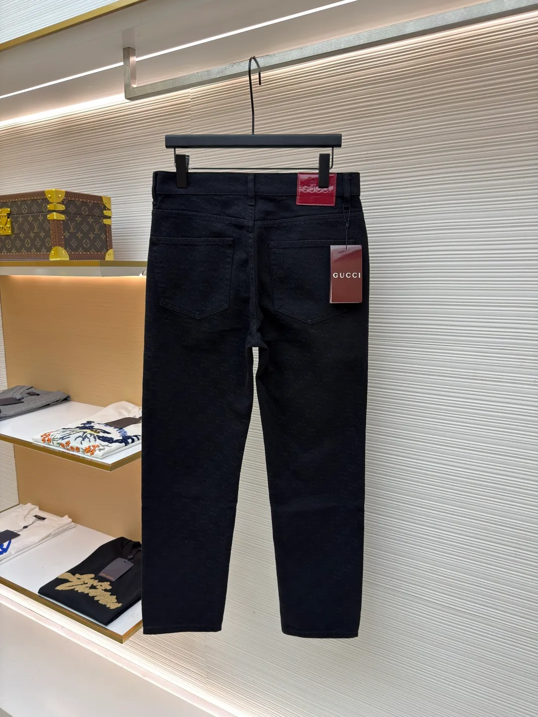 Gucci dark jacquard pattern jeans ●Item number: 1681277-B25 ●Material: denim denim fabric ●Technology: jacquard production ●Color: black ●Version: fitted version ●Weight: about 565 grams ●Size: 30-31-32-33-34-36 ●Description: Dark color matching is a creative interpretation of the exquisite atmosphere of early autumn. Behind the unpretentious colors lies a complex internal structure and low-key and restrained details, which is simple but not simple. This regular version is crafted from stonewashed denim fabric, with Gucci embroidery and red and green webbing pull-loop details cleverly incorporated into it, doubling the charm of the entire design. The overall wiring is straight and delicate, the fabric is comfortable and soft, and the color is consistent without color difference. It can be matched with the same style to create a fashionable look and control various occasions. Customized accessories, complete with three standards, same style for men and women!