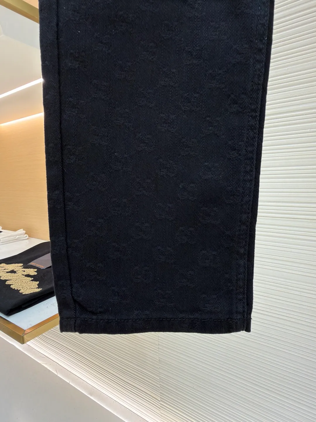 Gucci dark jacquard pattern jeans ●Item number: 1681277-B25 ●Material: denim denim fabric ●Technology: jacquard production ●Color: black ●Version: fitted version ●Weight: about 565 grams ●Size: 30-31-32-33-34-36 ●Description: Dark color matching is a creative interpretation of the exquisite atmosphere of early autumn. Behind the unpretentious colors lies a complex internal structure and low-key and restrained details, which is simple but not simple. This regular version is crafted from stonewashed denim fabric, with Gucci embroidery and red and green webbing pull-loop details cleverly incorporated into it, doubling the charm of the entire design. The overall wiring is straight and delicate, the fabric is comfortable and soft, and the color is consistent without color difference. It can be matched with the same style to create a fashionable look and control various occasions. Customized accessories, complete with three standards, same style for men and women!
