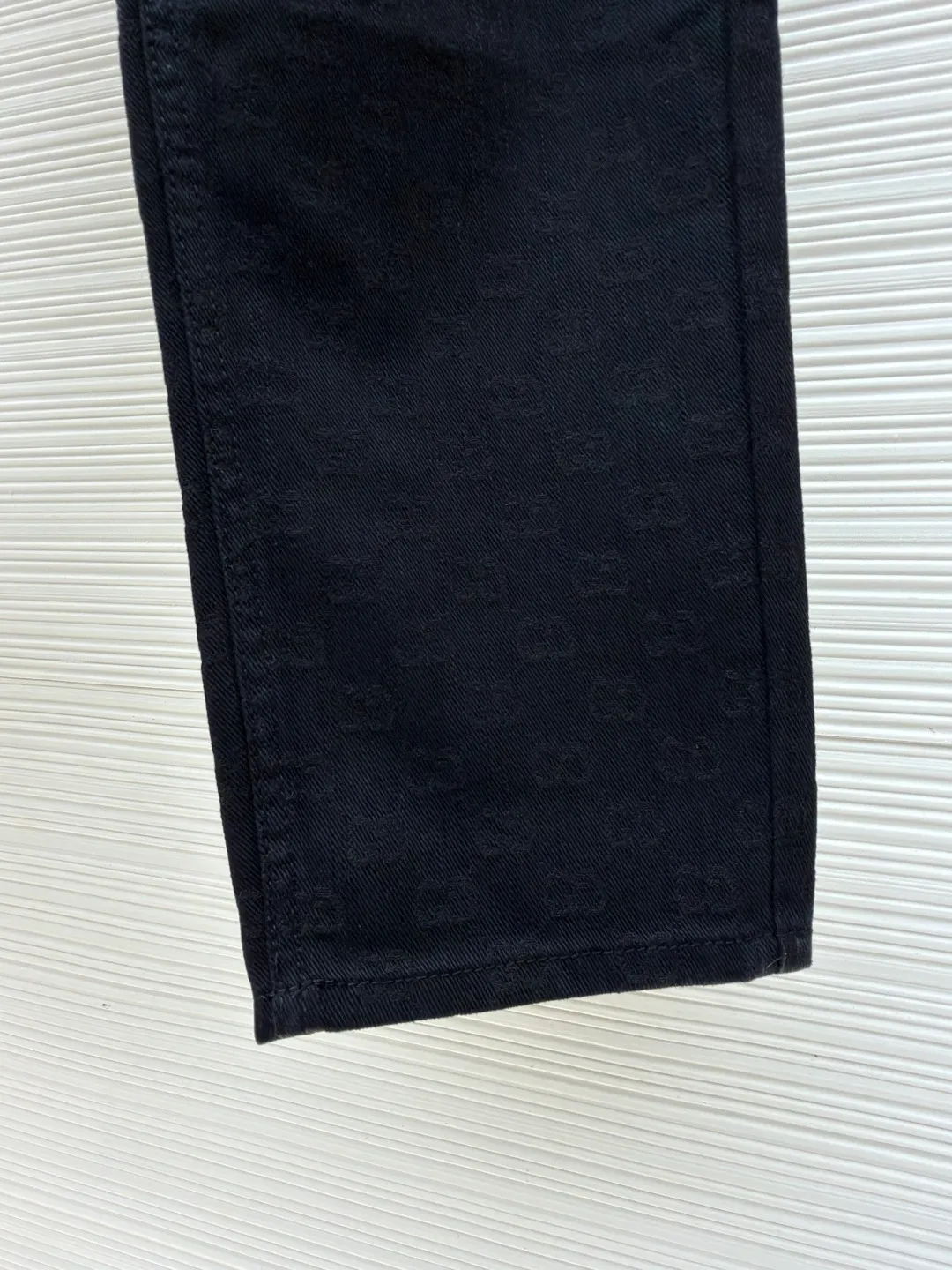 Gucci dark jacquard pattern jeans ●Item number: 1681277-B25 ●Material: denim denim fabric ●Technology: jacquard production ●Color: black ●Version: fitted version ●Weight: about 565 grams ●Size: 30-31-32-33-34-36 ●Description: Dark color matching is a creative interpretation of the exquisite atmosphere of early autumn. Behind the unpretentious colors lies a complex internal structure and low-key and restrained details, which is simple but not simple. This regular version is crafted from stonewashed denim fabric, with Gucci embroidery and red and green webbing pull-loop details cleverly incorporated into it, doubling the charm of the entire design. The overall wiring is straight and delicate, the fabric is comfortable and soft, and the color is consistent without color difference. It can be matched with the same style to create a fashionable look and control various occasions. Customized accessories, complete with three standards, same style for men and women!