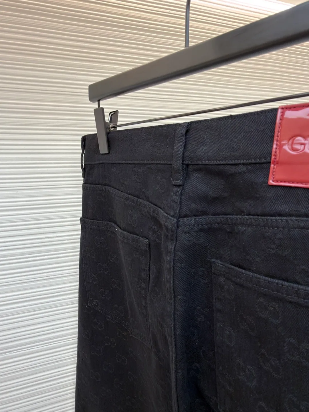 Gucci dark jacquard pattern jeans ●Item number: 1681277-B25 ●Material: denim denim fabric ●Technology: jacquard production ●Color: black ●Version: fitted version ●Weight: about 565 grams ●Size: 30-31-32-33-34-36 ●Description: Dark color matching is a creative interpretation of the exquisite atmosphere of early autumn. Behind the unpretentious colors lies a complex internal structure and low-key and restrained details, which is simple but not simple. This regular version is crafted from stonewashed denim fabric, with Gucci embroidery and red and green webbing pull-loop details cleverly incorporated into it, doubling the charm of the entire design. The overall wiring is straight and delicate, the fabric is comfortable and soft, and the color is consistent without color difference. It can be matched with the same style to create a fashionable look and control various occasions. Customized accessories, complete with three standards, same style for men and women!