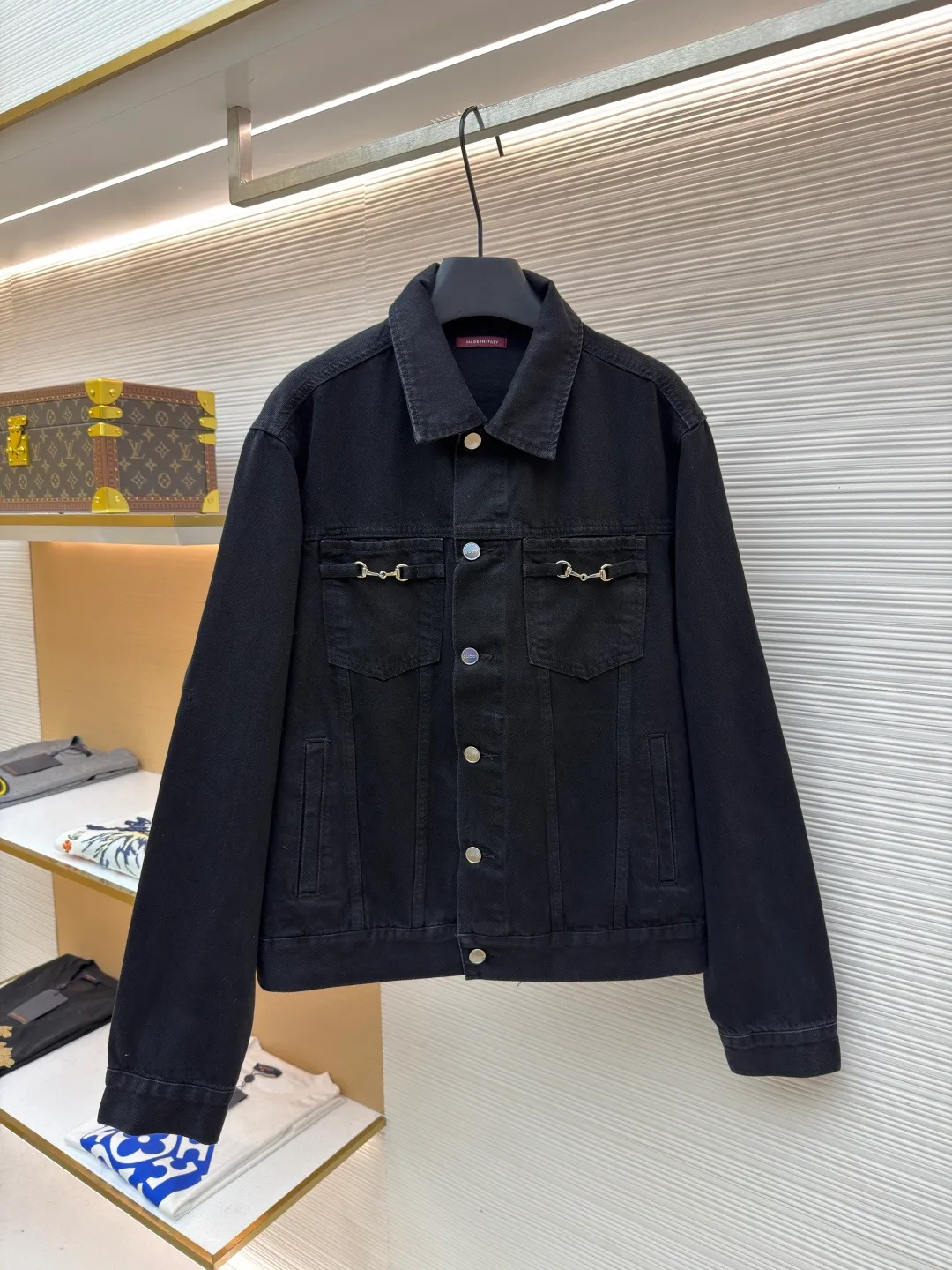 Gucci horsebit cotton button fastening denim jacket ●Original version: purchased and developed by 13929 ●Item number: 1682545-B80 ●Fabric: denim fabric ●Technology: washed production ●Color: black ●Version: fitted version ●Weight: about 990 grams ●Size: 46-48-50-52 ●Description: This LOUIS The VUITTON denim jacket is made of high-weight denim denim fabric, which is processed by stonewashing and enzyme washing. It presents a classic denim blue with a natural distressed texture. The fabric is stiff and wear-resistant without losing softness, and is not easy to deform or fade. The body adopts a classic work jacket shape, with a neat and elegant lapel design. Customized metal buttons at the placket have a thick texture. The chest patch pocket is decorated with metal buckles, highlighting the ingenious brand details. The shoulders are seamlessly spliced, the cuffs and hem are ribbed to fit the body shape, and the side seam pockets are made with inlay technology, with straight and fine lines. The overall cut is an oversized and loose silhouette, with customized accessories and three labels. The detailed craftsmanship shows the brand's ingenuity. It is suitable for various scenarios such as daily outings and casual wear. It is a classic item that creates a street style. The overall wiring is straight and delicate, the fabric is comfortable and soft, and the color is consistent without color difference. It can be matched with the same style to create a fashionable look and control various occasions. Customized accessories, complete with three standards, same style for men and women!