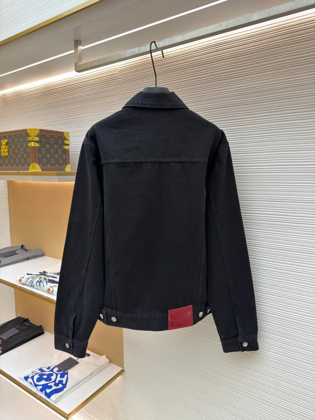 Gucci horsebit cotton button fastening denim jacket ●Original version: purchased and developed by 13929 ●Item number: 1682545-B80 ●Fabric: denim fabric ●Technology: washed production ●Color: black ●Version: fitted version ●Weight: about 990 grams ●Size: 46-48-50-52 ●Description: This LOUIS The VUITTON denim jacket is made of high-weight denim denim fabric, which is processed by stonewashing and enzyme washing. It presents a classic denim blue with a natural distressed texture. The fabric is stiff and wear-resistant without losing softness, and is not easy to deform or fade. The body adopts a classic work jacket shape, with a neat and elegant lapel design. Customized metal buttons at the placket have a thick texture. The chest patch pocket is decorated with metal buckles, highlighting the ingenious brand details. The shoulders are seamlessly spliced, the cuffs and hem are ribbed to fit the body shape, and the side seam pockets are made with inlay technology, with straight and fine lines. The overall cut is an oversized and loose silhouette, with customized accessories and three labels. The detailed craftsmanship shows the brand's ingenuity. It is suitable for various scenarios such as daily outings and casual wear. It is a classic item that creates a street style. The overall wiring is straight and delicate, the fabric is comfortable and soft, and the color is consistent without color difference. It can be matched with the same style to create a fashionable look and control various occasions. Customized accessories, complete with three standards, same style for men and women!