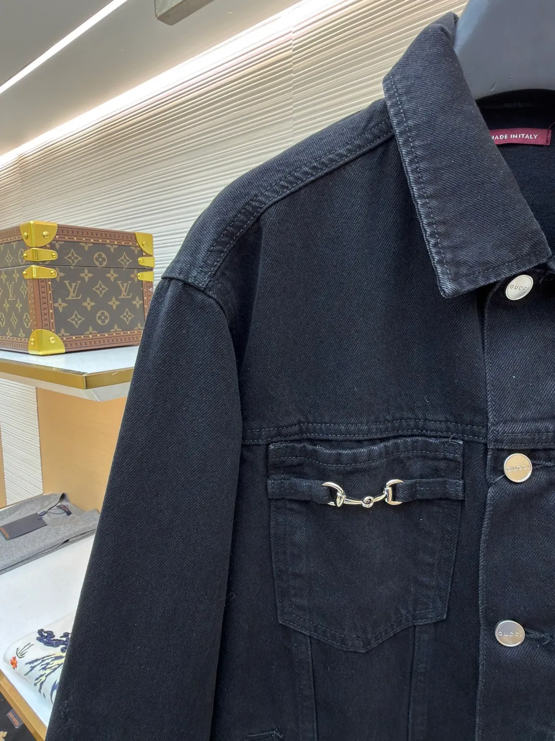 Gucci horsebit cotton button fastening denim jacket ●Original version: purchased and developed by 13929 ●Item number: 1682545-B80 ●Fabric: denim fabric ●Technology: washed production ●Color: black ●Version: fitted version ●Weight: about 990 grams ●Size: 46-48-50-52 ●Description: This LOUIS The VUITTON denim jacket is made of high-weight denim denim fabric, which is processed by stonewashing and enzyme washing. It presents a classic denim blue with a natural distressed texture. The fabric is stiff and wear-resistant without losing softness, and is not easy to deform or fade. The body adopts a classic work jacket shape, with a neat and elegant lapel design. Customized metal buttons at the placket have a thick texture. The chest patch pocket is decorated with metal buckles, highlighting the ingenious brand details. The shoulders are seamlessly spliced, the cuffs and hem are ribbed to fit the body shape, and the side seam pockets are made with inlay technology, with straight and fine lines. The overall cut is an oversized and loose silhouette, with customized accessories and three labels. The detailed craftsmanship shows the brand's ingenuity. It is suitable for various scenarios such as daily outings and casual wear. It is a classic item that creates a street style. The overall wiring is straight and delicate, the fabric is comfortable and soft, and the color is consistent without color difference. It can be matched with the same style to create a fashionable look and control various occasions. Customized accessories, complete with three standards, same style for men and women!