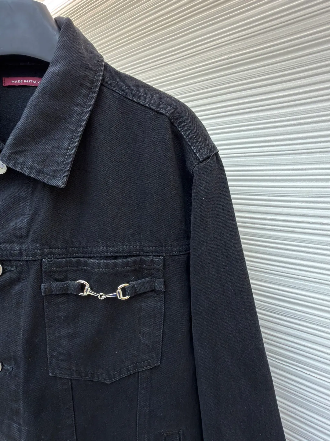 Gucci horsebit cotton button fastening denim jacket ●Original version: purchased and developed by 13929 ●Item number: 1682545-B80 ●Fabric: denim fabric ●Technology: washed production ●Color: black ●Version: fitted version ●Weight: about 990 grams ●Size: 46-48-50-52 ●Description: This LOUIS The VUITTON denim jacket is made of high-weight denim denim fabric, which is processed by stonewashing and enzyme washing. It presents a classic denim blue with a natural distressed texture. The fabric is stiff and wear-resistant without losing softness, and is not easy to deform or fade. The body adopts a classic work jacket shape, with a neat and elegant lapel design. Customized metal buttons at the placket have a thick texture. The chest patch pocket is decorated with metal buckles, highlighting the ingenious brand details. The shoulders are seamlessly spliced, the cuffs and hem are ribbed to fit the body shape, and the side seam pockets are made with inlay technology, with straight and fine lines. The overall cut is an oversized and loose silhouette, with customized accessories and three labels. The detailed craftsmanship shows the brand's ingenuity. It is suitable for various scenarios such as daily outings and casual wear. It is a classic item that creates a street style. The overall wiring is straight and delicate, the fabric is comfortable and soft, and the color is consistent without color difference. It can be matched with the same style to create a fashionable look and control various occasions. Customized accessories, complete with three standards, same style for men and women!