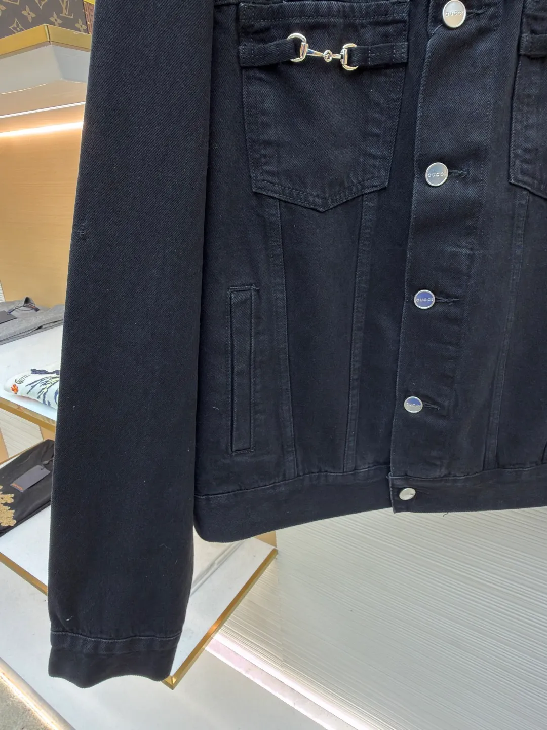 Gucci horsebit cotton button fastening denim jacket ●Original version: purchased and developed by 13929 ●Item number: 1682545-B80 ●Fabric: denim fabric ●Technology: washed production ●Color: black ●Version: fitted version ●Weight: about 990 grams ●Size: 46-48-50-52 ●Description: This LOUIS The VUITTON denim jacket is made of high-weight denim denim fabric, which is processed by stonewashing and enzyme washing. It presents a classic denim blue with a natural distressed texture. The fabric is stiff and wear-resistant without losing softness, and is not easy to deform or fade. The body adopts a classic work jacket shape, with a neat and elegant lapel design. Customized metal buttons at the placket have a thick texture. The chest patch pocket is decorated with metal buckles, highlighting the ingenious brand details. The shoulders are seamlessly spliced, the cuffs and hem are ribbed to fit the body shape, and the side seam pockets are made with inlay technology, with straight and fine lines. The overall cut is an oversized and loose silhouette, with customized accessories and three labels. The detailed craftsmanship shows the brand's ingenuity. It is suitable for various scenarios such as daily outings and casual wear. It is a classic item that creates a street style. The overall wiring is straight and delicate, the fabric is comfortable and soft, and the color is consistent without color difference. It can be matched with the same style to create a fashionable look and control various occasions. Customized accessories, complete with three standards, same style for men and women!