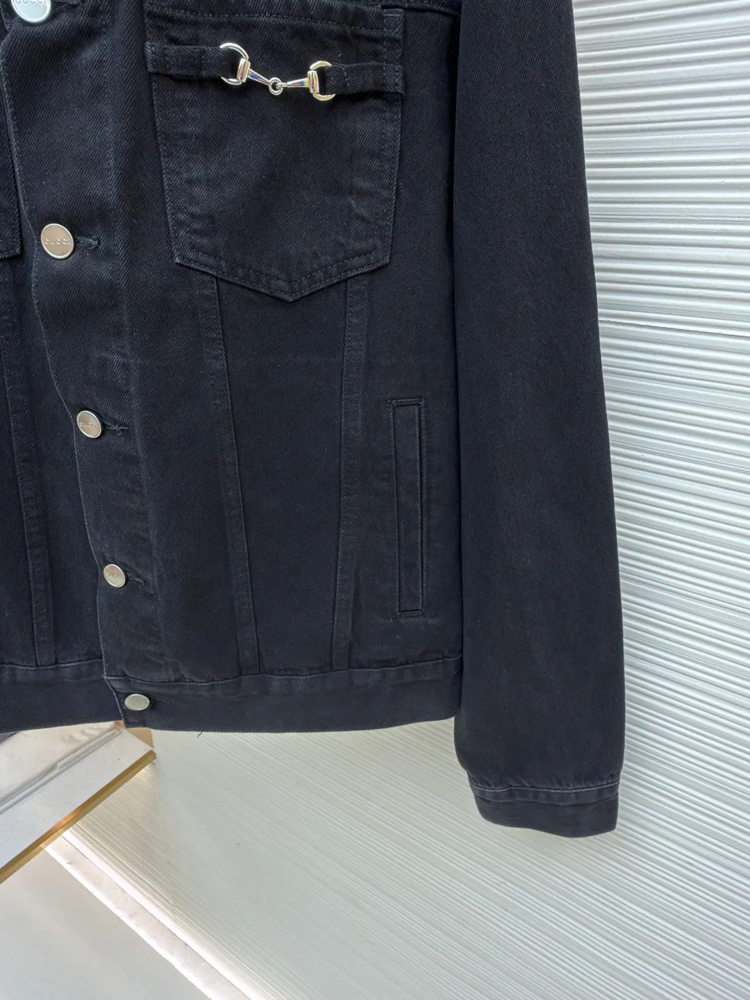 Gucci horsebit cotton button fastening denim jacket ●Original version: purchased and developed by 13929 ●Item number: 1682545-B80 ●Fabric: denim fabric ●Technology: washed production ●Color: black ●Version: fitted version ●Weight: about 990 grams ●Size: 46-48-50-52 ●Description: This LOUIS The VUITTON denim jacket is made of high-weight denim denim fabric, which is processed by stonewashing and enzyme washing. It presents a classic denim blue with a natural distressed texture. The fabric is stiff and wear-resistant without losing softness, and is not easy to deform or fade. The body adopts a classic work jacket shape, with a neat and elegant lapel design. Customized metal buttons at the placket have a thick texture. The chest patch pocket is decorated with metal buckles, highlighting the ingenious brand details. The shoulders are seamlessly spliced, the cuffs and hem are ribbed to fit the body shape, and the side seam pockets are made with inlay technology, with straight and fine lines. The overall cut is an oversized and loose silhouette, with customized accessories and three labels. The detailed craftsmanship shows the brand's ingenuity. It is suitable for various scenarios such as daily outings and casual wear. It is a classic item that creates a street style. The overall wiring is straight and delicate, the fabric is comfortable and soft, and the color is consistent without color difference. It can be matched with the same style to create a fashionable look and control various occasions. Customized accessories, complete with three standards, same style for men and women!