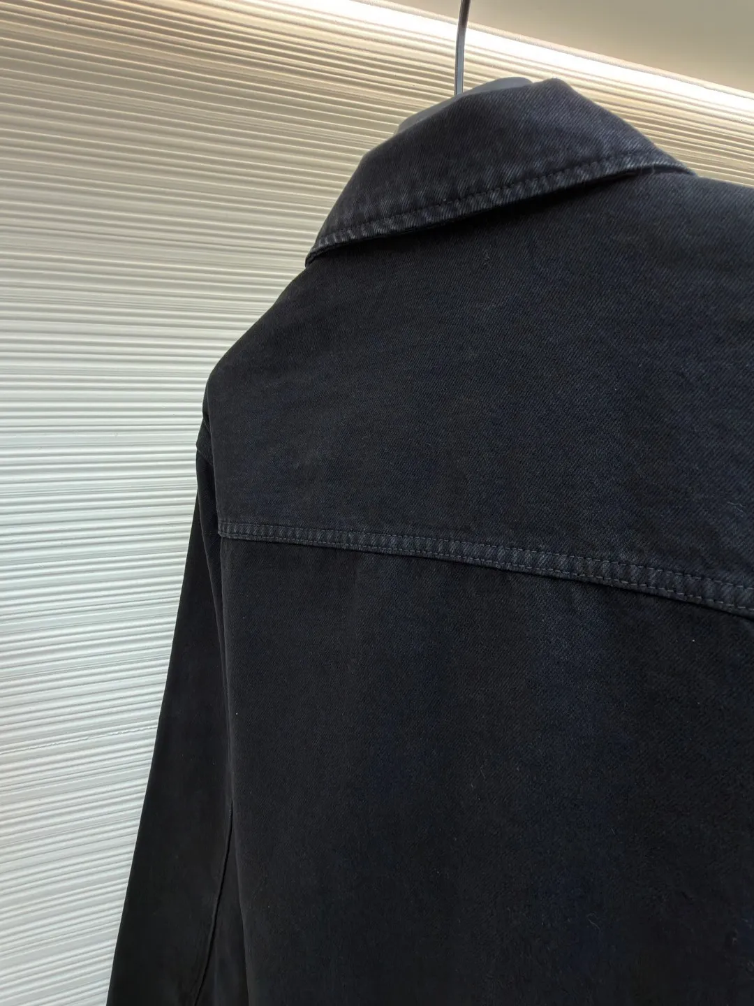 Gucci horsebit cotton button fastening denim jacket ●Original version: purchased and developed by 13929 ●Item number: 1682545-B80 ●Fabric: denim fabric ●Technology: washed production ●Color: black ●Version: fitted version ●Weight: about 990 grams ●Size: 46-48-50-52 ●Description: This LOUIS The VUITTON denim jacket is made of high-weight denim denim fabric, which is processed by stonewashing and enzyme washing. It presents a classic denim blue with a natural distressed texture. The fabric is stiff and wear-resistant without losing softness, and is not easy to deform or fade. The body adopts a classic work jacket shape, with a neat and elegant lapel design. Customized metal buttons at the placket have a thick texture. The chest patch pocket is decorated with metal buckles, highlighting the ingenious brand details. The shoulders are seamlessly spliced, the cuffs and hem are ribbed to fit the body shape, and the side seam pockets are made with inlay technology, with straight and fine lines. The overall cut is an oversized and loose silhouette, with customized accessories and three labels. The detailed craftsmanship shows the brand's ingenuity. It is suitable for various scenarios such as daily outings and casual wear. It is a classic item that creates a street style. The overall wiring is straight and delicate, the fabric is comfortable and soft, and the color is consistent without color difference. It can be matched with the same style to create a fashionable look and control various occasions. Customized accessories, complete with three standards, same style for men and women!