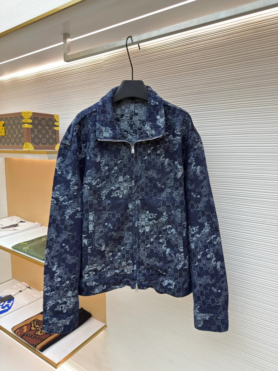 Gucci full-print jacquard denim jacket ●Original version: Purchased and developed for 23900 ●Item number: 1680708-B45 ●Fabric: Denim jacquard denim ●Technology: Stone-milled fermentation wash ●Version: Fitted version ●Weight: about 1030g ●Size: 44-46-48-50 ●Description: Customized double G denim jacquard denim, as moist as cotton, comfortable and close to the skin, with dark blue as the base Using ivory white as light, flowing luxury is woven between the warp and weft of denim. The all-over GG marble effect pattern is laid out on it. It complements the Gucci leather label on the back to add brand recognition. The zipper interprets the luxury grammar between opening and closing. Dare to break the rules and create a walking art. The elegant collection of suits interprets the luxurious style of fabric jacquard technology. By weaving GG marble effect technology on the surface of the fabric, the interweaving method of warp and weft lines is controlled to precisely control the interweaving density and tension of the yarn. To make it more three-dimensional, the electrolytic dark blue ➕ stone grinding and fermentation washing process prioritizes the use of electrochemical reactions to change the color of the fabric, and then mixes the fabric with abrasives through a grinder and uses hot water to clean it to achieve a specific washing effect. The double process of washing and light frying first desizing and cleaning the denim material, and then sand washing to produce a fading effect, thereby frying the color through special chemical treatment to produce a special color contrast effect. The overall wiring is straight and delicate, the fabric is comfortable and soft, and the color is consistent without color difference. It can be matched with the same style to create a fashionable look and control various occasions. Customized accessories, complete with three standards, same style for men and women!
