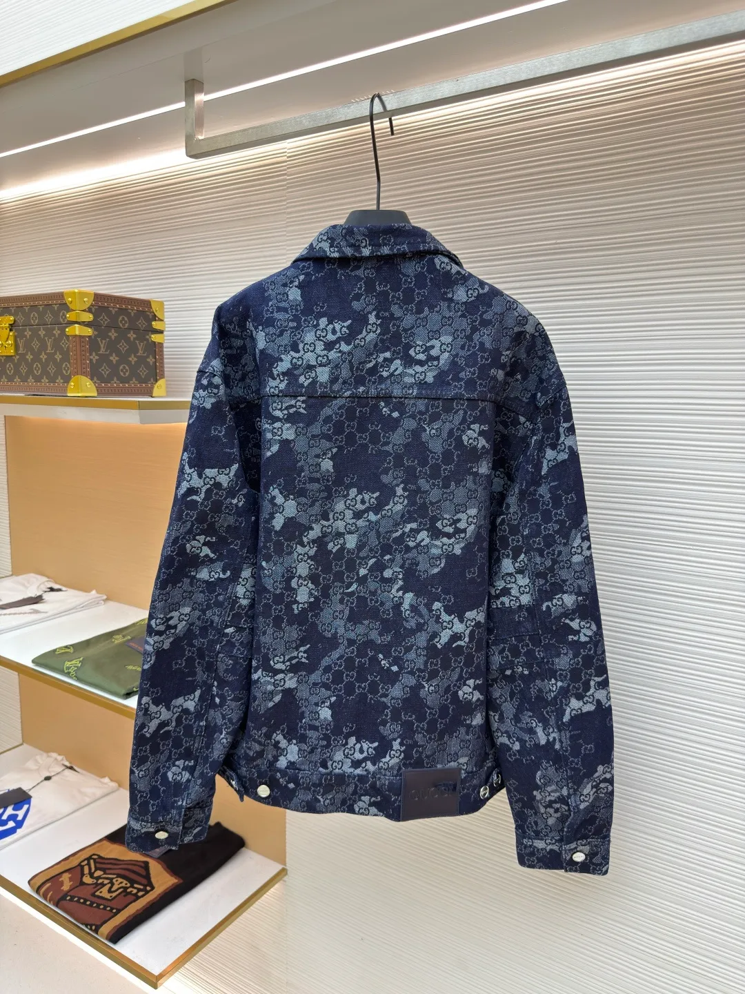 Gucci full-print jacquard denim jacket ●Original version: Purchased and developed for 23900 ●Item number: 1680708-B45 ●Fabric: Denim jacquard denim ●Technology: Stone-milled fermentation wash ●Version: Fitted version ●Weight: about 1030g ●Size: 44-46-48-50 ●Description: Customized double G denim jacquard denim, as moist as cotton, comfortable and close to the skin, with dark blue as the base Using ivory white as light, flowing luxury is woven between the warp and weft of denim. The all-over GG marble effect pattern is laid out on it. It complements the Gucci leather label on the back to add brand recognition. The zipper interprets the luxury grammar between opening and closing. Dare to break the rules and create a walking art. The elegant collection of suits interprets the luxurious style of fabric jacquard technology. By weaving GG marble effect technology on the surface of the fabric, the interweaving method of warp and weft lines is controlled to precisely control the interweaving density and tension of the yarn. To make it more three-dimensional, the electrolytic dark blue ➕ stone grinding and fermentation washing process prioritizes the use of electrochemical reactions to change the color of the fabric, and then mixes the fabric with abrasives through a grinder and uses hot water to clean it to achieve a specific washing effect. The double process of washing and light frying first desizing and cleaning the denim material, and then sand washing to produce a fading effect, thereby frying the color through special chemical treatment to produce a special color contrast effect. The overall wiring is straight and delicate, the fabric is comfortable and soft, and the color is consistent without color difference. It can be matched with the same style to create a fashionable look and control various occasions. Customized accessories, complete with three standards, same style for men and women!