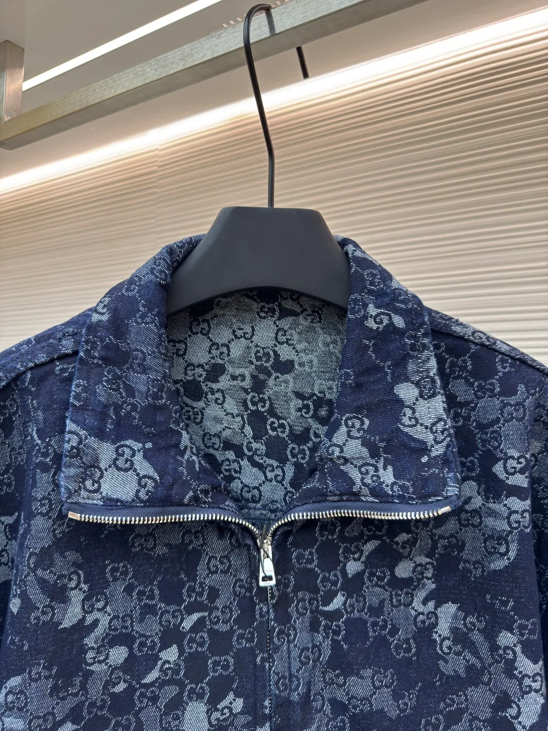 Gucci full-print jacquard denim jacket ●Original version: Purchased and developed for 23900 ●Item number: 1680708-B45 ●Fabric: Denim jacquard denim ●Technology: Stone-milled fermentation wash ●Version: Fitted version ●Weight: about 1030g ●Size: 44-46-48-50 ●Description: Customized double G denim jacquard denim, as moist as cotton, comfortable and close to the skin, with dark blue as the base Using ivory white as light, flowing luxury is woven between the warp and weft of denim. The all-over GG marble effect pattern is laid out on it. It complements the Gucci leather label on the back to add brand recognition. The zipper interprets the luxury grammar between opening and closing. Dare to break the rules and create a walking art. The elegant collection of suits interprets the luxurious style of fabric jacquard technology. By weaving GG marble effect technology on the surface of the fabric, the interweaving method of warp and weft lines is controlled to precisely control the interweaving density and tension of the yarn. To make it more three-dimensional, the electrolytic dark blue ➕ stone grinding and fermentation washing process prioritizes the use of electrochemical reactions to change the color of the fabric, and then mixes the fabric with abrasives through a grinder and uses hot water to clean it to achieve a specific washing effect. The double process of washing and light frying first desizing and cleaning the denim material, and then sand washing to produce a fading effect, thereby frying the color through special chemical treatment to produce a special color contrast effect. The overall wiring is straight and delicate, the fabric is comfortable and soft, and the color is consistent without color difference. It can be matched with the same style to create a fashionable look and control various occasions. Customized accessories, complete with three standards, same style for men and women!