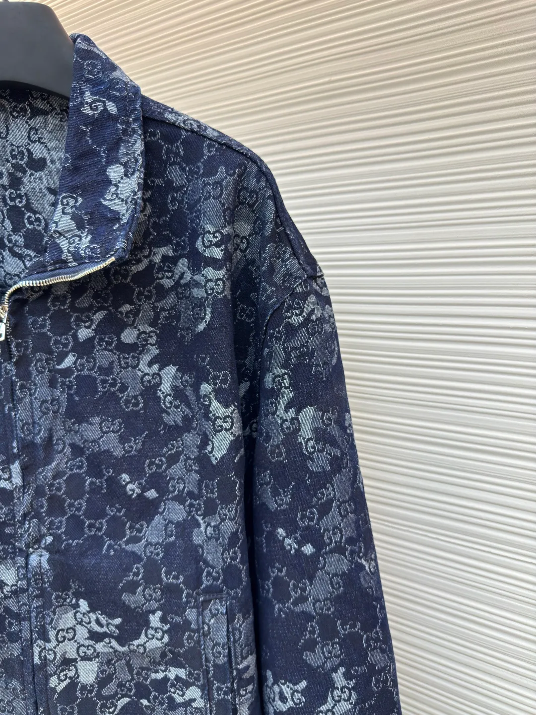 Gucci full-print jacquard denim jacket ●Original version: Purchased and developed for 23900 ●Item number: 1680708-B45 ●Fabric: Denim jacquard denim ●Technology: Stone-milled fermentation wash ●Version: Fitted version ●Weight: about 1030g ●Size: 44-46-48-50 ●Description: Customized double G denim jacquard denim, as moist as cotton, comfortable and close to the skin, with dark blue as the base Using ivory white as light, flowing luxury is woven between the warp and weft of denim. The all-over GG marble effect pattern is laid out on it. It complements the Gucci leather label on the back to add brand recognition. The zipper interprets the luxury grammar between opening and closing. Dare to break the rules and create a walking art. The elegant collection of suits interprets the luxurious style of fabric jacquard technology. By weaving GG marble effect technology on the surface of the fabric, the interweaving method of warp and weft lines is controlled to precisely control the interweaving density and tension of the yarn. To make it more three-dimensional, the electrolytic dark blue ➕ stone grinding and fermentation washing process prioritizes the use of electrochemical reactions to change the color of the fabric, and then mixes the fabric with abrasives through a grinder and uses hot water to clean it to achieve a specific washing effect. The double process of washing and light frying first desizing and cleaning the denim material, and then sand washing to produce a fading effect, thereby frying the color through special chemical treatment to produce a special color contrast effect. The overall wiring is straight and delicate, the fabric is comfortable and soft, and the color is consistent without color difference. It can be matched with the same style to create a fashionable look and control various occasions. Customized accessories, complete with three standards, same style for men and women!