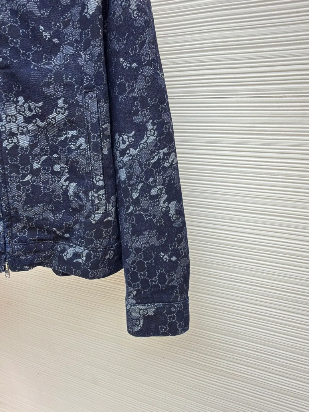 Gucci full-print jacquard denim jacket ●Original version: Purchased and developed for 23900 ●Item number: 1680708-B45 ●Fabric: Denim jacquard denim ●Technology: Stone-milled fermentation wash ●Version: Fitted version ●Weight: about 1030g ●Size: 44-46-48-50 ●Description: Customized double G denim jacquard denim, as moist as cotton, comfortable and close to the skin, with dark blue as the base Using ivory white as light, flowing luxury is woven between the warp and weft of denim. The all-over GG marble effect pattern is laid out on it. It complements the Gucci leather label on the back to add brand recognition. The zipper interprets the luxury grammar between opening and closing. Dare to break the rules and create a walking art. The elegant collection of suits interprets the luxurious style of fabric jacquard technology. By weaving GG marble effect technology on the surface of the fabric, the interweaving method of warp and weft lines is controlled to precisely control the interweaving density and tension of the yarn. To make it more three-dimensional, the electrolytic dark blue ➕ stone grinding and fermentation washing process prioritizes the use of electrochemical reactions to change the color of the fabric, and then mixes the fabric with abrasives through a grinder and uses hot water to clean it to achieve a specific washing effect. The double process of washing and light frying first desizing and cleaning the denim material, and then sand washing to produce a fading effect, thereby frying the color through special chemical treatment to produce a special color contrast effect. The overall wiring is straight and delicate, the fabric is comfortable and soft, and the color is consistent without color difference. It can be matched with the same style to create a fashionable look and control various occasions. Customized accessories, complete with three standards, same style for men and women!