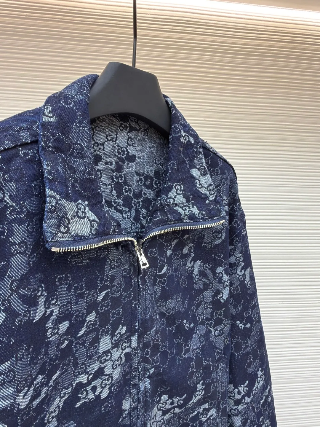 Gucci full-print jacquard denim jacket ●Original version: Purchased and developed for 23900 ●Item number: 1680708-B45 ●Fabric: Denim jacquard denim ●Technology: Stone-milled fermentation wash ●Version: Fitted version ●Weight: about 1030g ●Size: 44-46-48-50 ●Description: Customized double G denim jacquard denim, as moist as cotton, comfortable and close to the skin, with dark blue as the base Using ivory white as light, flowing luxury is woven between the warp and weft of denim. The all-over GG marble effect pattern is laid out on it. It complements the Gucci leather label on the back to add brand recognition. The zipper interprets the luxury grammar between opening and closing. Dare to break the rules and create a walking art. The elegant collection of suits interprets the luxurious style of fabric jacquard technology. By weaving GG marble effect technology on the surface of the fabric, the interweaving method of warp and weft lines is controlled to precisely control the interweaving density and tension of the yarn. To make it more three-dimensional, the electrolytic dark blue ➕ stone grinding and fermentation washing process prioritizes the use of electrochemical reactions to change the color of the fabric, and then mixes the fabric with abrasives through a grinder and uses hot water to clean it to achieve a specific washing effect. The double process of washing and light frying first desizing and cleaning the denim material, and then sand washing to produce a fading effect, thereby frying the color through special chemical treatment to produce a special color contrast effect. The overall wiring is straight and delicate, the fabric is comfortable and soft, and the color is consistent without color difference. It can be matched with the same style to create a fashionable look and control various occasions. Customized accessories, complete with three standards, same style for men and women!