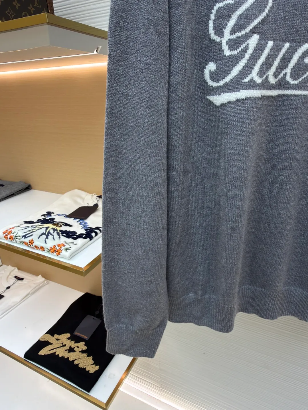 Gucci intarsia knitted sweater ●Original version: Purchased and developed for 9800 ●Item number: 1681268-A85 ●Material: Luxury silk cotton elegant knitted fabric ●Technology: Intarsia jacquard weaving ●Color: Gray ●Version: Fitted version ●Weight: about 595 grams ●Size: S-M-L-XL ●Description: Custom-woven luxury silk cotton elegant knitted material Full of texture Comfortable and skin-friendly Use light gray as the canvas Noble and elegant, the brand logo is outlined in pure white. The Gucci intarsia is attached to the sweater in the form of art, as if it has been given a soul. The dropped shoulder design can well modify the neck line, control the complexity with simplicity, and dominate the overall situation with a restrained presence. The simple and versatile style is like a classic movement. Eternal echo craft 1: Intarsia jacquard weaving method. Gucci patterns and textures are formed on the fabric by interweaving yarns of different colors. Fine weaving not only ensures the clarity of the pattern, but also greatly enhances the durability of the fabric. Craft 2: The sewing machine performs narrowing stitches, edge closing, and jacquard effect. The prominent pattern formed on the fabric through a specific weaving process adds visual effects. Neat and orderly process 3: Garment washing water softening and deodorizing process. Professional washing equipment and specific detergents are used to deep clean and deodorize the clothes to improve the feel and appearance of the clothes. The overall wiring is straight and delicate, the fabric is comfortable and soft, and the color is consistent without color difference. It can be matched with the same style to create a fashionable look and control various occasions. Customized accessories, complete with three standards, same style for men and women!