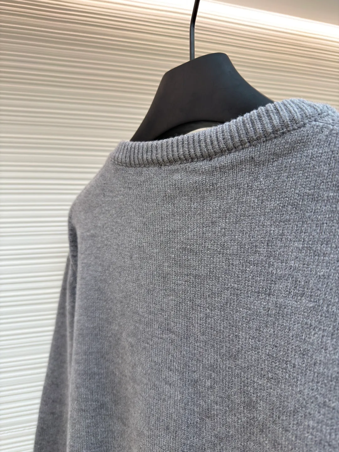 Gucci intarsia knitted sweater ●Original version: Purchased and developed for 9800 ●Item number: 1681268-A85 ●Material: Luxury silk cotton elegant knitted fabric ●Technology: Intarsia jacquard weaving ●Color: Gray ●Version: Fitted version ●Weight: about 595 grams ●Size: S-M-L-XL ●Description: Custom-woven luxury silk cotton elegant knitted material Full of texture Comfortable and skin-friendly Use light gray as the canvas Noble and elegant, the brand logo is outlined in pure white. The Gucci intarsia is attached to the sweater in the form of art, as if it has been given a soul. The dropped shoulder design can well modify the neck line, control the complexity with simplicity, and dominate the overall situation with a restrained presence. The simple and versatile style is like a classic movement. Eternal echo craft 1: Intarsia jacquard weaving method. Gucci patterns and textures are formed on the fabric by interweaving yarns of different colors. Fine weaving not only ensures the clarity of the pattern, but also greatly enhances the durability of the fabric. Craft 2: The sewing machine performs narrowing stitches, edge closing, and jacquard effect. The prominent pattern formed on the fabric through a specific weaving process adds visual effects. Neat and orderly process 3: Garment washing water softening and deodorizing process. Professional washing equipment and specific detergents are used to deep clean and deodorize the clothes to improve the feel and appearance of the clothes. The overall wiring is straight and delicate, the fabric is comfortable and soft, and the color is consistent without color difference. It can be matched with the same style to create a fashionable look and control various occasions. Customized accessories, complete with three standards, same style for men and women!