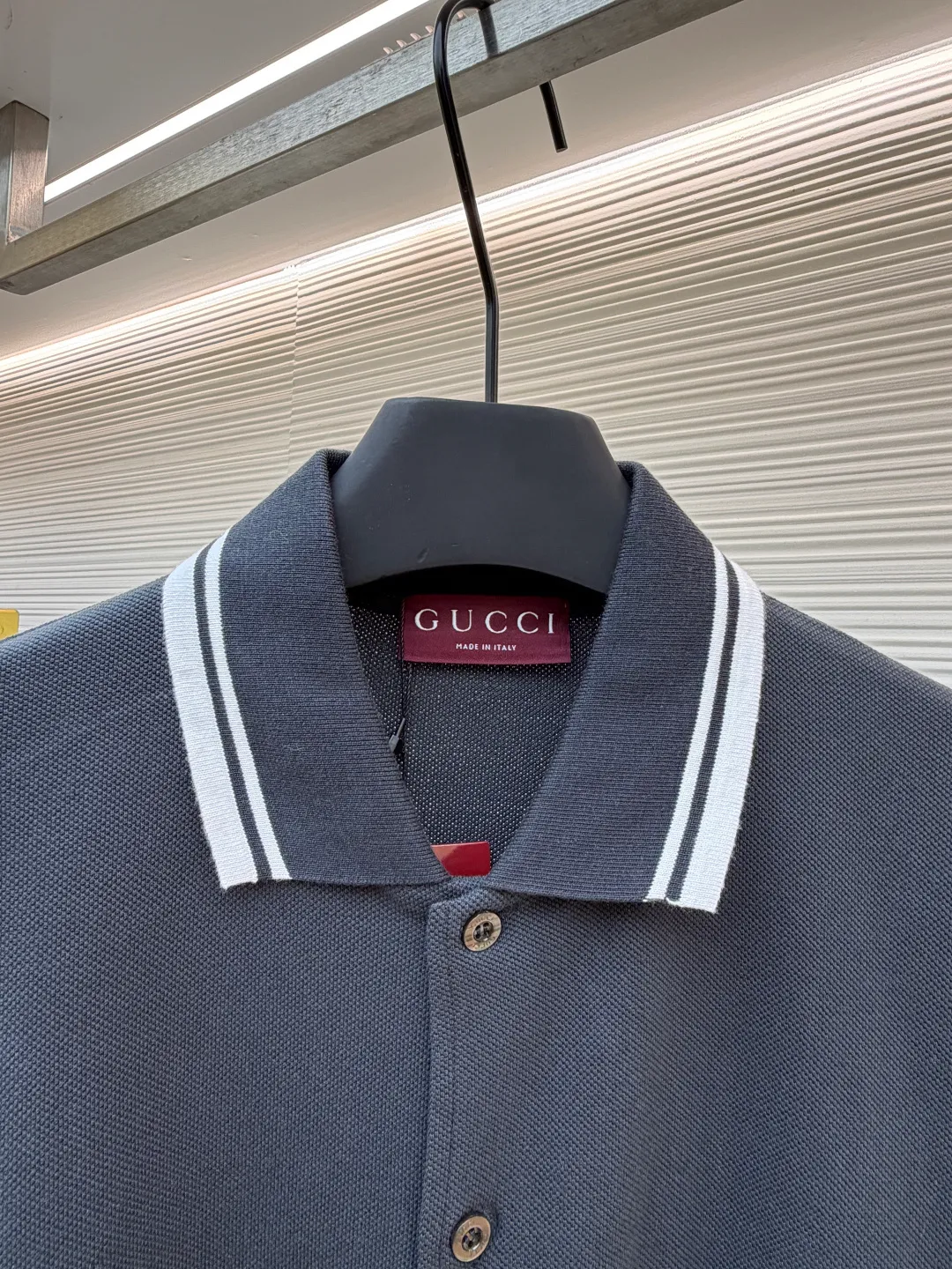 Gucci embroidered piqué cotton Polo shirt ●Article number: 1680851-A55 ●Material: piqué cotton fabric ●Technology: embroidery production ●Style: Fitted fit ●Weight: approx. 415 grams ●Size: S-M-L-XL ●Description: 100% piqué cotton polo shirt with contrasting collar and piping, a beautiful blend of sportswear details and preppy style. Button placket with mother-of-pearl buttons. The overall wiring is straight and delicate, the fabric is comfortable and soft, and the color is consistent without color difference. It can be matched with the same style to create a fashionable look and control various occasions. Customized accessories, complete with three standards, same style for men and women!