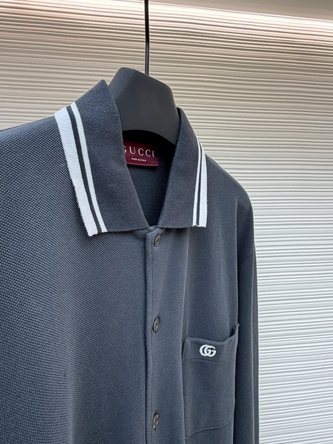 Gucci embroidered piqué cotton Polo shirt ●Article number: 1680851-A55 ●Material: piqué cotton fabric ●Technology: embroidery production ●Style: Fitted fit ●Weight: approx. 415 grams ●Size: S-M-L-XL ●Description: 100% piqué cotton polo shirt with contrasting collar and piping, a beautiful blend of sportswear details and preppy style. Button placket with mother-of-pearl buttons. The overall wiring is straight and delicate, the fabric is comfortable and soft, and the color is consistent without color difference. It can be matched with the same style to create a fashionable look and control various occasions. Customized accessories, complete with three standards, same style for men and women!