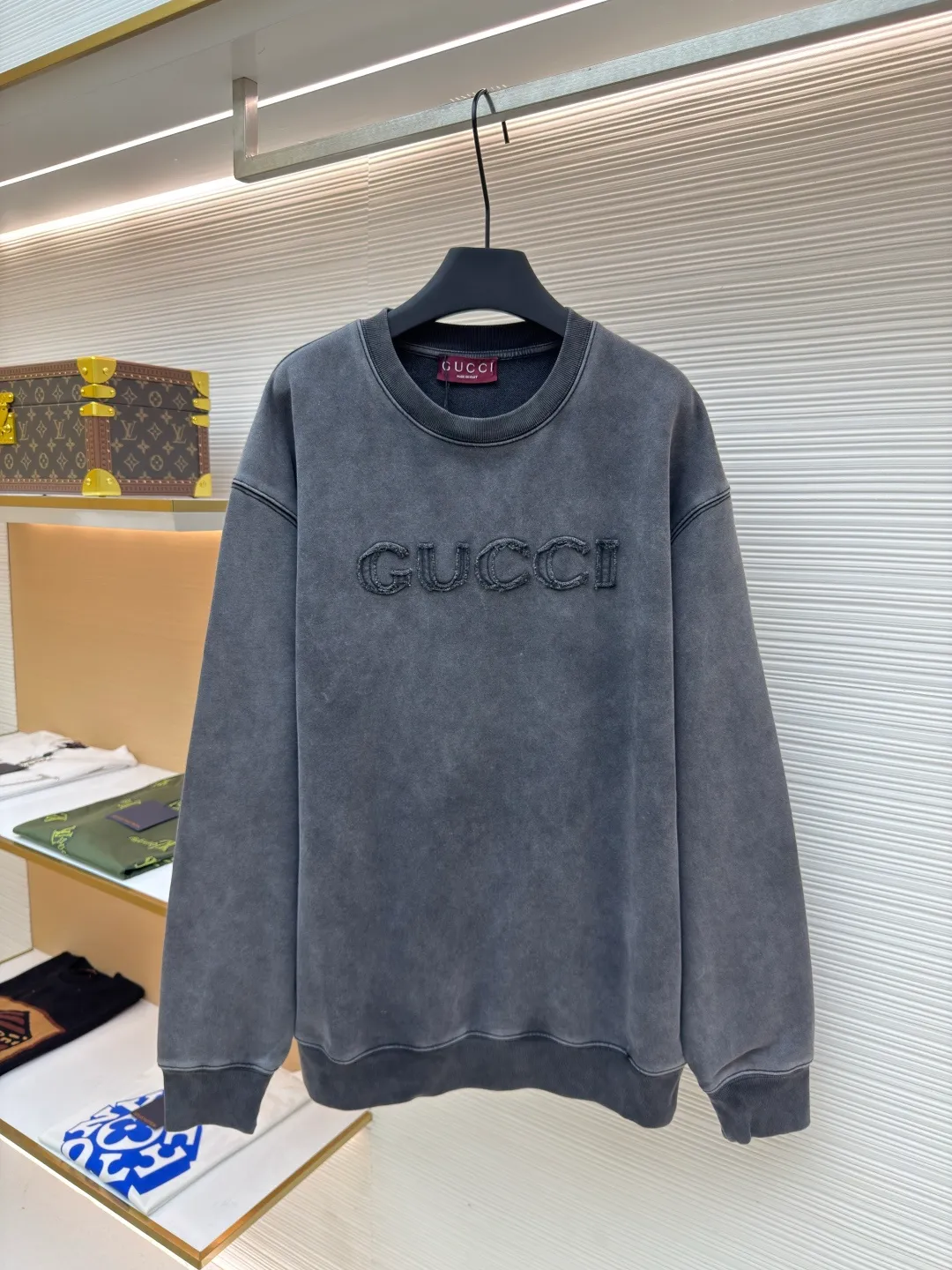 Gucci patch embroidered logo sweatshirt ●Authentic product: purchased and developed for 9900 ●Item number: 1680564-A55 ●Fabric: double-woven cotton velvet fabric ●Technology: distressed patch production ●Version: fitted version ●Weight: about 685 grams ●Size: S-M-L-XL ●Description: Customized luxurious double-woven cotton velvet with full texture and comfortable skin fit The ink shadows are darkened after being carefully carved with washed old-fashioned craftsmanship, precipitating a kind of warmth and restraint that has been polished over the years. The iconic Gucci logo appears on the sweatshirt in the form of three-dimensional patch embroidery, injecting soul into the overall shape and embodying the essence of the brand. The embroidery writes a new chapter in fashion using imported machine patch embroidery technology. Advanced computer control systems and precision mechanical components are used to realize Gucci patch embroidery operations. Presenting an embroidery effect with both clarity and three-dimensionality. Washing water makes it look vintage and old. Use a special solution to remove stains and slight fading. Use strong washing methods to fade the color and make it more uniform. The workmanship is complex and the loss is high. The overall wiring is straight and delicate, the fabric is comfortable and soft, and the color is consistent without color difference. It can be matched with the same style to create a fashionable look and control various occasions. Customized accessories, complete with three standards, same style for men and women!