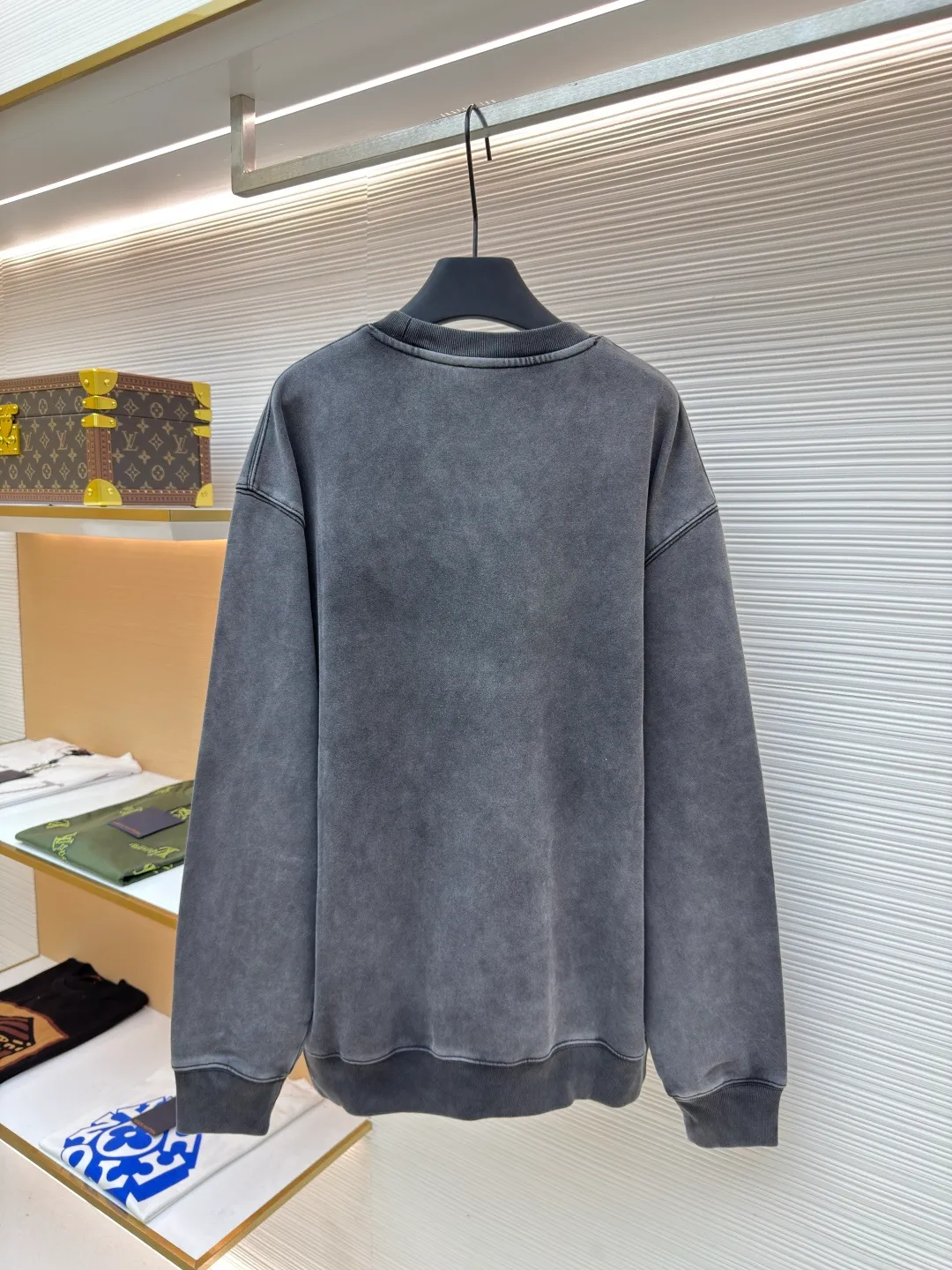 Gucci patch embroidered logo sweatshirt ●Authentic product: purchased and developed for 9900 ●Item number: 1680564-A55 ●Fabric: double-woven cotton velvet fabric ●Technology: distressed patch production ●Version: fitted version ●Weight: about 685 grams ●Size: S-M-L-XL ●Description: Customized luxurious double-woven cotton velvet with full texture and comfortable skin fit The ink shadows are darkened after being carefully carved with washed old-fashioned craftsmanship, precipitating a kind of warmth and restraint that has been polished over the years. The iconic Gucci logo appears on the sweatshirt in the form of three-dimensional patch embroidery, injecting soul into the overall shape and embodying the essence of the brand. The embroidery writes a new chapter in fashion using imported machine patch embroidery technology. Advanced computer control systems and precision mechanical components are used to realize Gucci patch embroidery operations. Presenting an embroidery effect with both clarity and three-dimensionality. Washing water makes it look vintage and old. Use a special solution to remove stains and slight fading. Use strong washing methods to fade the color and make it more uniform. The workmanship is complex and the loss is high. The overall wiring is straight and delicate, the fabric is comfortable and soft, and the color is consistent without color difference. It can be matched with the same style to create a fashionable look and control various occasions. Customized accessories, complete with three standards, same style for men and women!