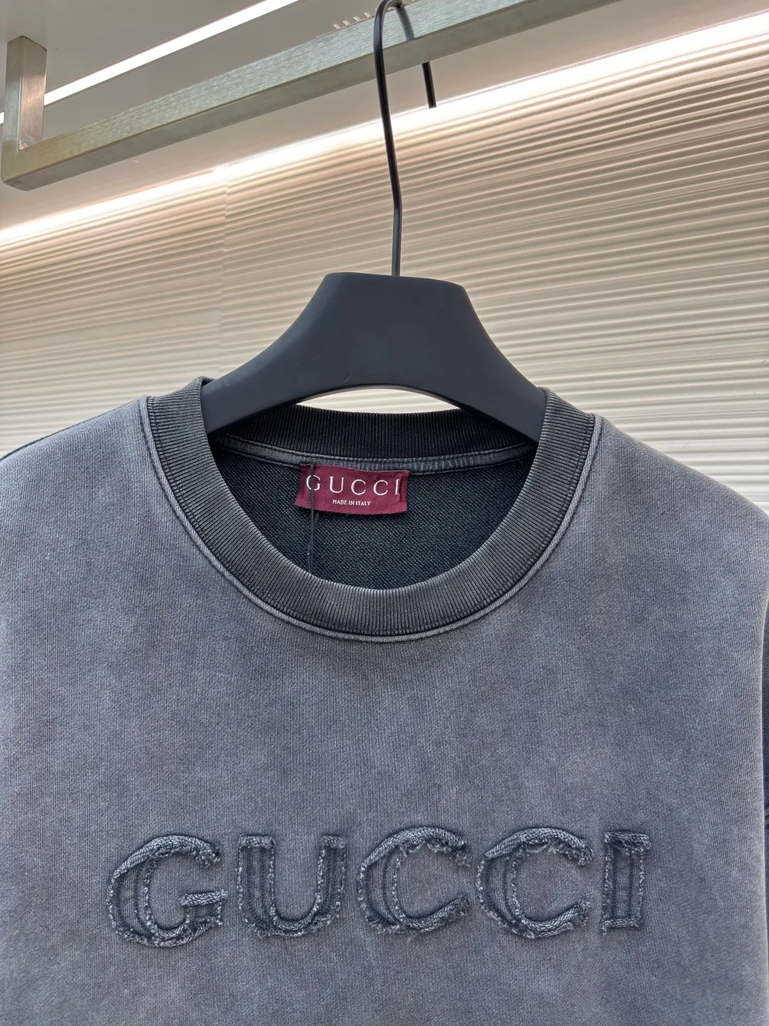Gucci patch embroidered logo sweatshirt ●Authentic product: purchased and developed for 9900 ●Item number: 1680564-A55 ●Fabric: double-woven cotton velvet fabric ●Technology: distressed patch production ●Version: fitted version ●Weight: about 685 grams ●Size: S-M-L-XL ●Description: Customized luxurious double-woven cotton velvet with full texture and comfortable skin fit The ink shadows are darkened after being carefully carved with washed old-fashioned craftsmanship, precipitating a kind of warmth and restraint that has been polished over the years. The iconic Gucci logo appears on the sweatshirt in the form of three-dimensional patch embroidery, injecting soul into the overall shape and embodying the essence of the brand. The embroidery writes a new chapter in fashion using imported machine patch embroidery technology. Advanced computer control systems and precision mechanical components are used to realize Gucci patch embroidery operations. Presenting an embroidery effect with both clarity and three-dimensionality. Washing water makes it look vintage and old. Use a special solution to remove stains and slight fading. Use strong washing methods to fade the color and make it more uniform. The workmanship is complex and the loss is high. The overall wiring is straight and delicate, the fabric is comfortable and soft, and the color is consistent without color difference. It can be matched with the same style to create a fashionable look and control various occasions. Customized accessories, complete with three standards, same style for men and women!