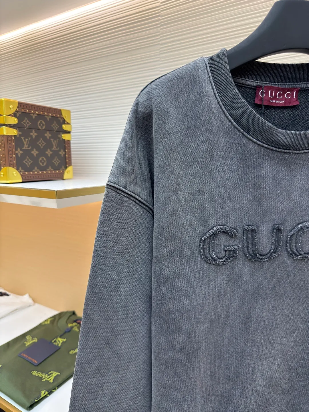 Gucci patch embroidered logo sweatshirt ●Authentic product: purchased and developed for 9900 ●Item number: 1680564-A55 ●Fabric: double-woven cotton velvet fabric ●Technology: distressed patch production ●Version: fitted version ●Weight: about 685 grams ●Size: S-M-L-XL ●Description: Customized luxurious double-woven cotton velvet with full texture and comfortable skin fit The ink shadows are darkened after being carefully carved with washed old-fashioned craftsmanship, precipitating a kind of warmth and restraint that has been polished over the years. The iconic Gucci logo appears on the sweatshirt in the form of three-dimensional patch embroidery, injecting soul into the overall shape and embodying the essence of the brand. The embroidery writes a new chapter in fashion using imported machine patch embroidery technology. Advanced computer control systems and precision mechanical components are used to realize Gucci patch embroidery operations. Presenting an embroidery effect with both clarity and three-dimensionality. Washing water makes it look vintage and old. Use a special solution to remove stains and slight fading. Use strong washing methods to fade the color and make it more uniform. The workmanship is complex and the loss is high. The overall wiring is straight and delicate, the fabric is comfortable and soft, and the color is consistent without color difference. It can be matched with the same style to create a fashionable look and control various occasions. Customized accessories, complete with three standards, same style for men and women!