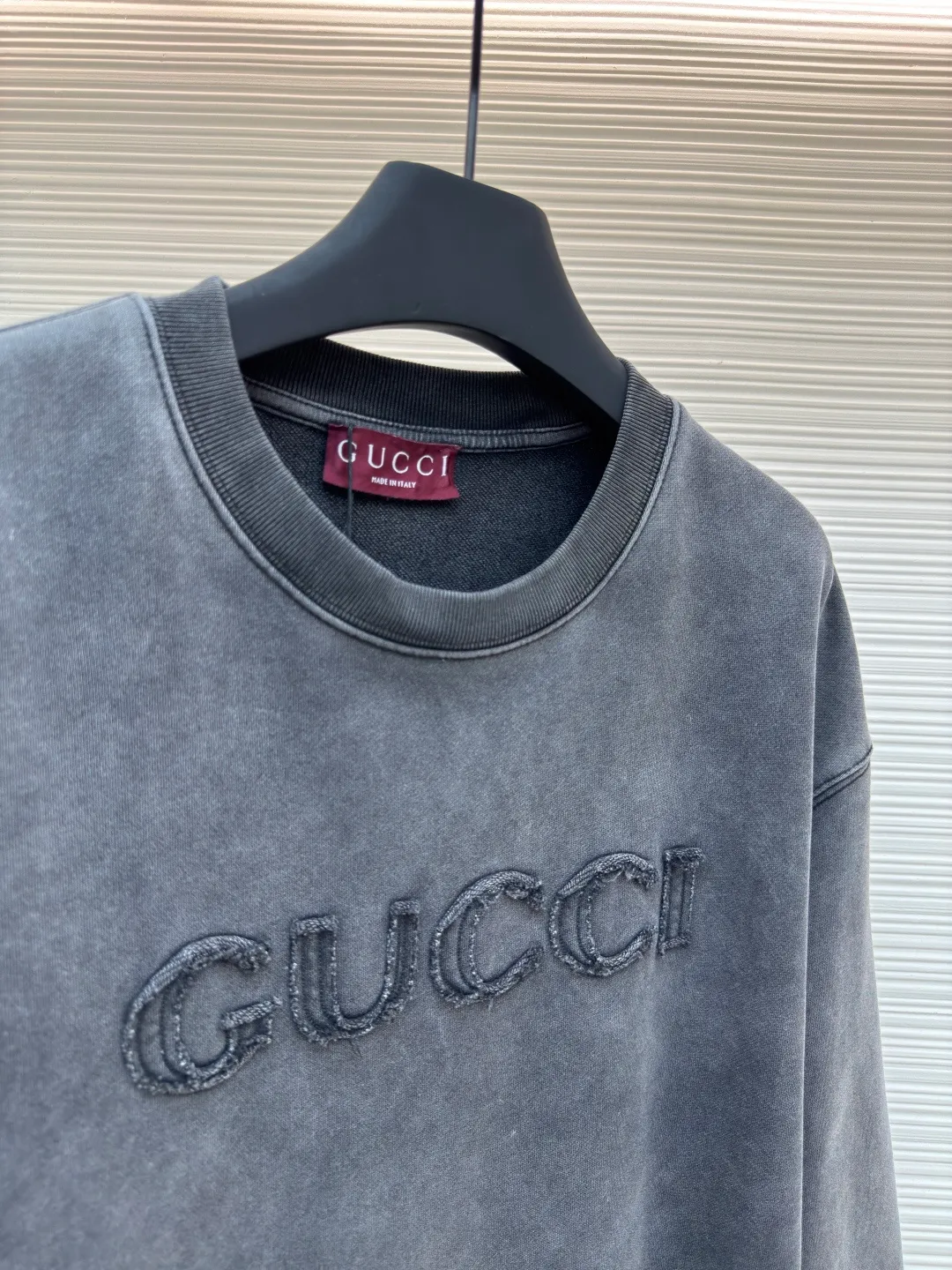 Gucci patch embroidered logo sweatshirt ●Authentic product: purchased and developed for 9900 ●Item number: 1680564-A55 ●Fabric: double-woven cotton velvet fabric ●Technology: distressed patch production ●Version: fitted version ●Weight: about 685 grams ●Size: S-M-L-XL ●Description: Customized luxurious double-woven cotton velvet with full texture and comfortable skin fit The ink shadows are darkened after being carefully carved with washed old-fashioned craftsmanship, precipitating a kind of warmth and restraint that has been polished over the years. The iconic Gucci logo appears on the sweatshirt in the form of three-dimensional patch embroidery, injecting soul into the overall shape and embodying the essence of the brand. The embroidery writes a new chapter in fashion using imported machine patch embroidery technology. Advanced computer control systems and precision mechanical components are used to realize Gucci patch embroidery operations. Presenting an embroidery effect with both clarity and three-dimensionality. Washing water makes it look vintage and old. Use a special solution to remove stains and slight fading. Use strong washing methods to fade the color and make it more uniform. The workmanship is complex and the loss is high. The overall wiring is straight and delicate, the fabric is comfortable and soft, and the color is consistent without color difference. It can be matched with the same style to create a fashionable look and control various occasions. Customized accessories, complete with three standards, same style for men and women!