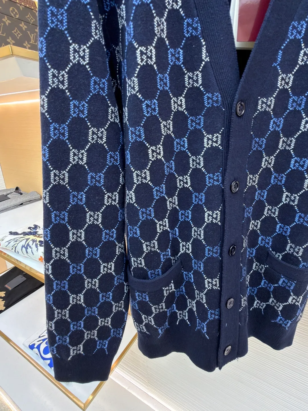 Gucci buttoned woolen cardigan ●Original version: Purchased and developed for 22800 ●Item number: 1682405-B90 ●Fabric: wool fabric ●Technology: knitted ●Color: blue ●Version: loose fit ●Weight: about 750 grams ●Size: XS-S-M-L ●Description: The wool material is made of 48s wool blended yarn, colored according to YB, and the color similarity is more than 95%. The machine uses a 14-needle imported Shima Seiki Sima machine, a 14-needle SXR123 three-needle double-sided flying thread jacquard fabric piece, a single piece takes 220 minutes per piece, a 20-needle plate cover is used for stitching, custom-made laser logo hand-stitched buttons, and specific three-label washing. The overall wiring is straight and delicate, the fabric is comfortable and soft, and the color is consistent without color difference. It can be matched with the same style to create a fashionable look and control various occasions. Customized accessories, complete with three standards, same style for men and women!