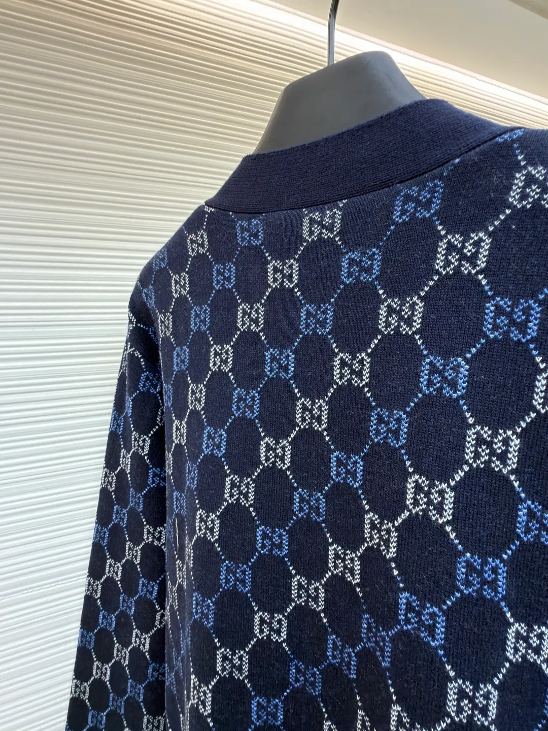 Gucci buttoned woolen cardigan ●Original version: Purchased and developed for 22800 ●Item number: 1682405-B90 ●Fabric: wool fabric ●Technology: knitted ●Color: blue ●Version: loose fit ●Weight: about 750 grams ●Size: XS-S-M-L ●Description: The wool material is made of 48s wool blended yarn, colored according to YB, and the color similarity is more than 95%. The machine uses a 14-needle imported Shima Seiki Sima machine, a 14-needle SXR123 three-needle double-sided flying thread jacquard fabric piece, a single piece takes 220 minutes per piece, a 20-needle plate cover is used for stitching, custom-made laser logo hand-stitched buttons, and specific three-label washing. The overall wiring is straight and delicate, the fabric is comfortable and soft, and the color is consistent without color difference. It can be matched with the same style to create a fashionable look and control various occasions. Customized accessories, complete with three standards, same style for men and women!