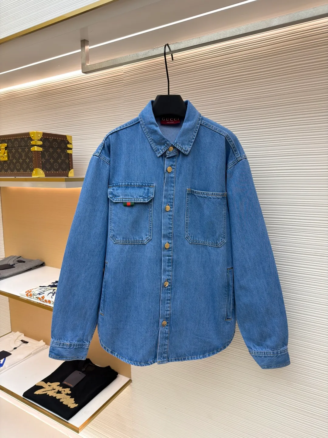 GUCCI Denim Ribbon Denim Jacket ●Original version: Purchased and developed by 7125 ●Item number: 1681354-B90 ●Material: Denim denim fabric ●Technology: Ribbon production ●Color: blue ●Version: Fitted version ●Weight: about 830 grams ●Size: 46-48-50-52 ●Description: Crafted from denim denim fabric, with excellent texture, comfortable and soft, skin-friendly and breathable, the pockets are decorated with red and green webbing, echoing the trouser legs. The overall alignment is straight and delicate, the fabric is comfortable and soft, and the color is consistent without color difference. It can be matched with the same style to create a fashionable look and control various occasions. Customized accessories, complete with three standards, the same style for men and women!