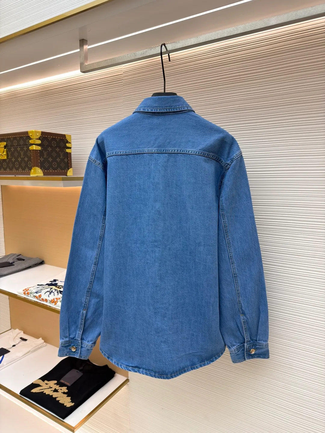 GUCCI Denim Ribbon Denim Jacket ●Original version: Purchased and developed by 7125 ●Item number: 1681354-B90 ●Material: Denim denim fabric ●Technology: Ribbon production ●Color: blue ●Version: Fitted version ●Weight: about 830 grams ●Size: 46-48-50-52 ●Description: Crafted from denim denim fabric, with excellent texture, comfortable and soft, skin-friendly and breathable, the pockets are decorated with red and green webbing, echoing the trouser legs. The overall alignment is straight and delicate, the fabric is comfortable and soft, and the color is consistent without color difference. It can be matched with the same style to create a fashionable look and control various occasions. Customized accessories, complete with three standards, the same style for men and women!