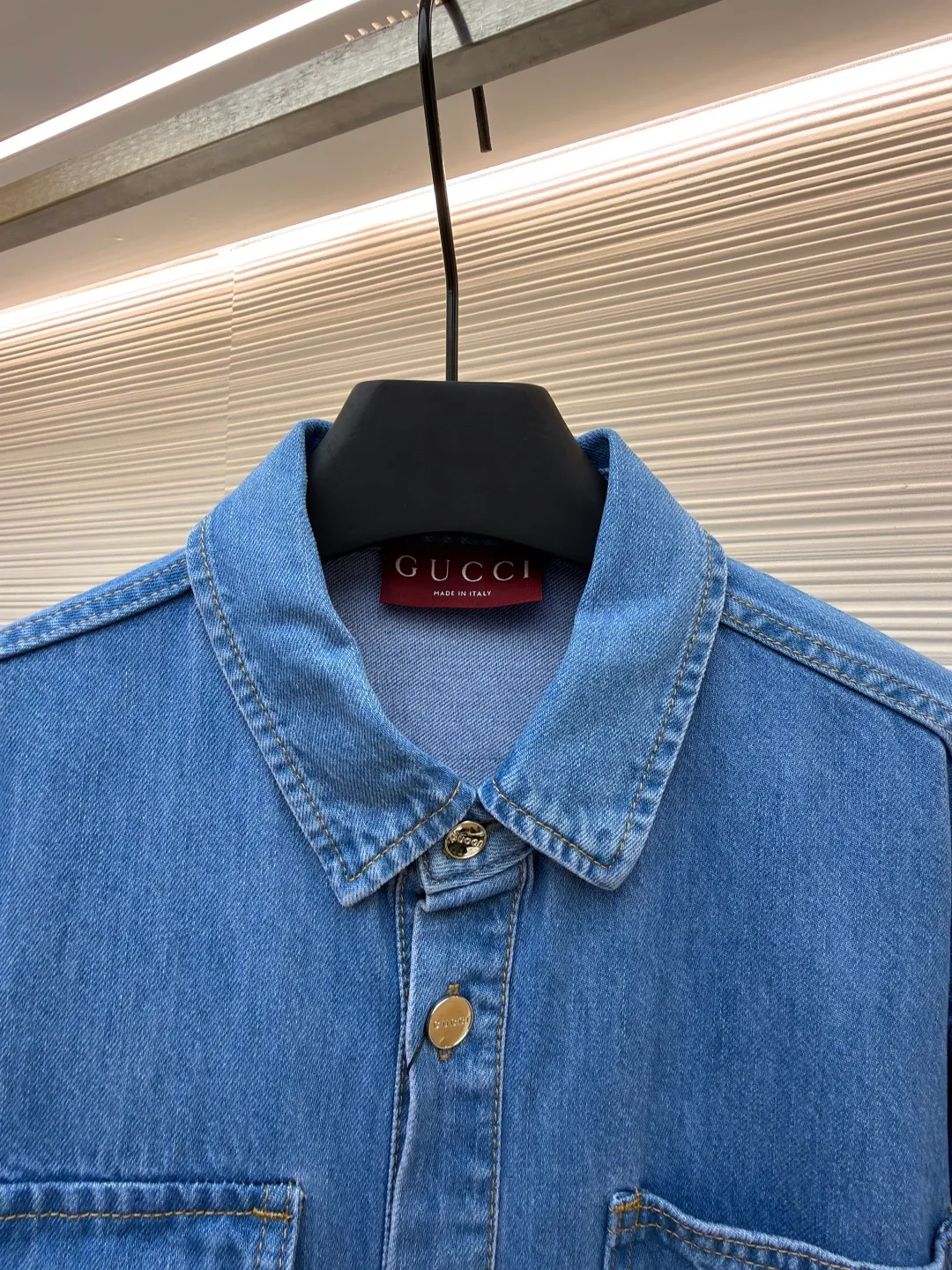 GUCCI Denim Ribbon Denim Jacket ●Original version: Purchased and developed by 7125 ●Item number: 1681354-B90 ●Material: Denim denim fabric ●Technology: Ribbon production ●Color: blue ●Version: Fitted version ●Weight: about 830 grams ●Size: 46-48-50-52 ●Description: Crafted from denim denim fabric, with excellent texture, comfortable and soft, skin-friendly and breathable, the pockets are decorated with red and green webbing, echoing the trouser legs. The overall alignment is straight and delicate, the fabric is comfortable and soft, and the color is consistent without color difference. It can be matched with the same style to create a fashionable look and control various occasions. Customized accessories, complete with three standards, the same style for men and women!