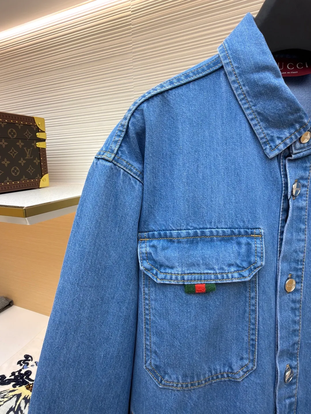 GUCCI Denim Ribbon Denim Jacket ●Original version: Purchased and developed by 7125 ●Item number: 1681354-B90 ●Material: Denim denim fabric ●Technology: Ribbon production ●Color: blue ●Version: Fitted version ●Weight: about 830 grams ●Size: 46-48-50-52 ●Description: Crafted from denim denim fabric, with excellent texture, comfortable and soft, skin-friendly and breathable, the pockets are decorated with red and green webbing, echoing the trouser legs. The overall alignment is straight and delicate, the fabric is comfortable and soft, and the color is consistent without color difference. It can be matched with the same style to create a fashionable look and control various occasions. Customized accessories, complete with three standards, the same style for men and women!