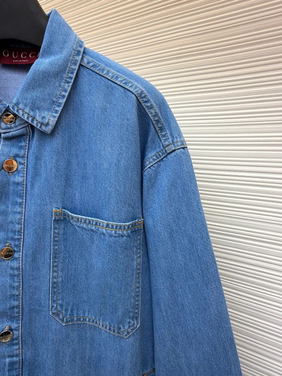 GUCCI Denim Ribbon Denim Jacket ●Original version: Purchased and developed by 7125 ●Item number: 1681354-B90 ●Material: Denim denim fabric ●Technology: Ribbon production ●Color: blue ●Version: Fitted version ●Weight: about 830 grams ●Size: 46-48-50-52 ●Description: Crafted from denim denim fabric, with excellent texture, comfortable and soft, skin-friendly and breathable, the pockets are decorated with red and green webbing, echoing the trouser legs. The overall alignment is straight and delicate, the fabric is comfortable and soft, and the color is consistent without color difference. It can be matched with the same style to create a fashionable look and control various occasions. Customized accessories, complete with three standards, the same style for men and women!
