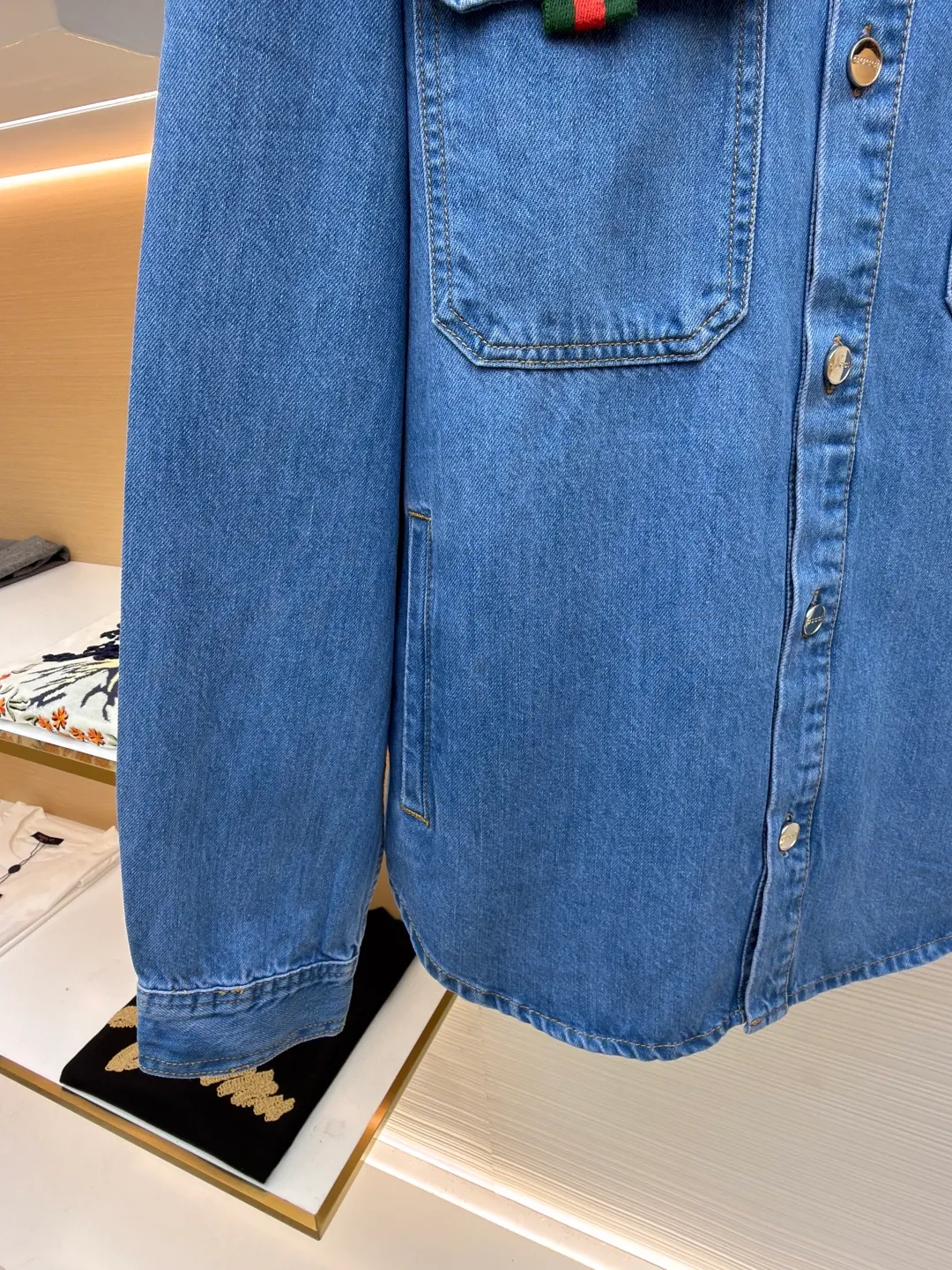 GUCCI Denim Ribbon Denim Jacket ●Original version: Purchased and developed by 7125 ●Item number: 1681354-B90 ●Material: Denim denim fabric ●Technology: Ribbon production ●Color: blue ●Version: Fitted version ●Weight: about 830 grams ●Size: 46-48-50-52 ●Description: Crafted from denim denim fabric, with excellent texture, comfortable and soft, skin-friendly and breathable, the pockets are decorated with red and green webbing, echoing the trouser legs. The overall alignment is straight and delicate, the fabric is comfortable and soft, and the color is consistent without color difference. It can be matched with the same style to create a fashionable look and control various occasions. Customized accessories, complete with three standards, the same style for men and women!