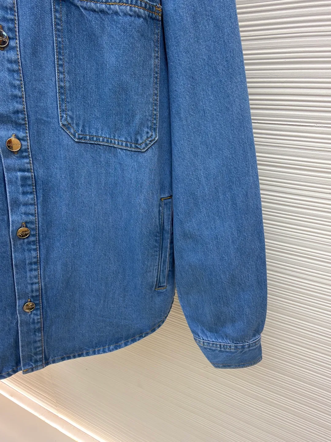 GUCCI Denim Ribbon Denim Jacket ●Original version: Purchased and developed by 7125 ●Item number: 1681354-B90 ●Material: Denim denim fabric ●Technology: Ribbon production ●Color: blue ●Version: Fitted version ●Weight: about 830 grams ●Size: 46-48-50-52 ●Description: Crafted from denim denim fabric, with excellent texture, comfortable and soft, skin-friendly and breathable, the pockets are decorated with red and green webbing, echoing the trouser legs. The overall alignment is straight and delicate, the fabric is comfortable and soft, and the color is consistent without color difference. It can be matched with the same style to create a fashionable look and control various occasions. Customized accessories, complete with three standards, the same style for men and women!