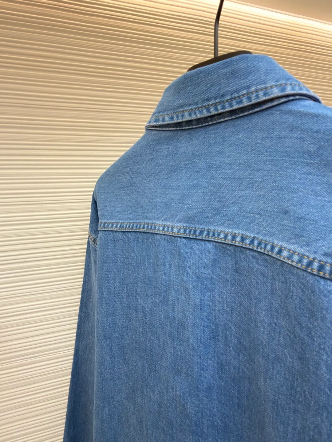 GUCCI Denim Ribbon Denim Jacket ●Original version: Purchased and developed by 7125 ●Item number: 1681354-B90 ●Material: Denim denim fabric ●Technology: Ribbon production ●Color: blue ●Version: Fitted version ●Weight: about 830 grams ●Size: 46-48-50-52 ●Description: Crafted from denim denim fabric, with excellent texture, comfortable and soft, skin-friendly and breathable, the pockets are decorated with red and green webbing, echoing the trouser legs. The overall alignment is straight and delicate, the fabric is comfortable and soft, and the color is consistent without color difference. It can be matched with the same style to create a fashionable look and control various occasions. Customized accessories, complete with three standards, the same style for men and women!