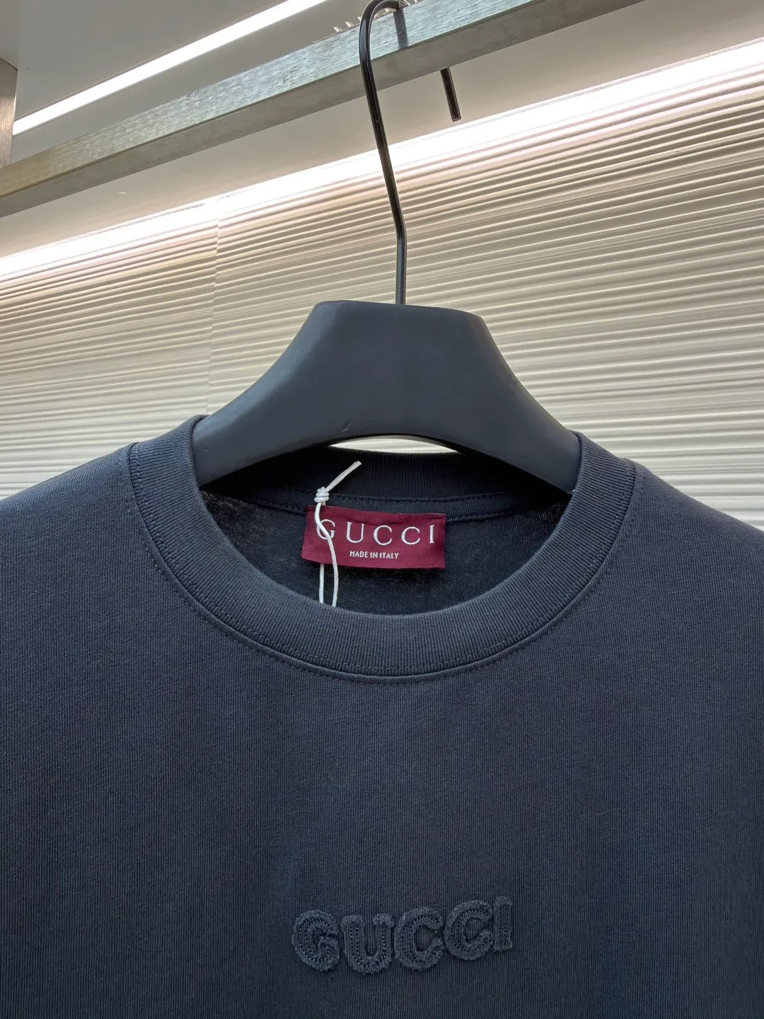 Gucci logo embroidered short sleeves ●Original version: Purchased and developed for 5700 ●Item number: 1682382-X95 ●Material: silk cotton fabric ●Technology: patch embroidery production ●Color: gray ●Version: fitted version ●Weight: about 310 grams ●Size: S-M-L-XL ●Description: Custom-dyed elegant charcoal dark gray silk cotton, soft and delicate, comfortable and skin-friendly, with a calm charcoal dark gray tone as the foundation Like the deepest secret under the night sky, the eye-catching GUCCI words on the chest are embellished, like the imprint of the brand spirit, revealing an indescribable sense of high-end, restrained beauty, and unlimited wear. Adopting imported machine appliqué embroidery technology, advanced computer control systems and precision mechanical components are used to achieve Gucci appliqué embroidery operations, presenting an embroidery effect with both clarity and three-dimensionality. The fabrics have been washed to give them a better feel and texture. They are not easy to deform, shrink or fade, and maintain their long-lasting beauty. The overall wiring is straight and delicate, the fabric is comfortable and soft, and the color is consistent without color difference. It can be matched with the same style to create a fashionable look and control various occasions. Customized accessories, complete with three standards, same style for men and women!
