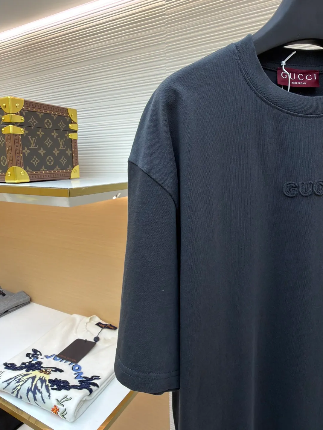 Gucci logo embroidered short sleeves ●Original version: Purchased and developed for 5700 ●Item number: 1682382-X95 ●Material: silk cotton fabric ●Technology: patch embroidery production ●Color: gray ●Version: fitted version ●Weight: about 310 grams ●Size: S-M-L-XL ●Description: Custom-dyed elegant charcoal dark gray silk cotton, soft and delicate, comfortable and skin-friendly, with a calm charcoal dark gray tone as the foundation Like the deepest secret under the night sky, the eye-catching GUCCI words on the chest are embellished, like the imprint of the brand spirit, revealing an indescribable sense of high-end, restrained beauty, and unlimited wear. Adopting imported machine appliqué embroidery technology, advanced computer control systems and precision mechanical components are used to achieve Gucci appliqué embroidery operations, presenting an embroidery effect with both clarity and three-dimensionality. The fabrics have been washed to give them a better feel and texture. They are not easy to deform, shrink or fade, and maintain their long-lasting beauty. The overall wiring is straight and delicate, the fabric is comfortable and soft, and the color is consistent without color difference. It can be matched with the same style to create a fashionable look and control various occasions. Customized accessories, complete with three standards, same style for men and women!