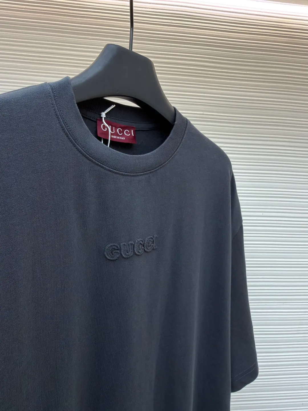 Gucci logo embroidered short sleeves ●Original version: Purchased and developed for 5700 ●Item number: 1682382-X95 ●Material: silk cotton fabric ●Technology: patch embroidery production ●Color: gray ●Version: fitted version ●Weight: about 310 grams ●Size: S-M-L-XL ●Description: Custom-dyed elegant charcoal dark gray silk cotton, soft and delicate, comfortable and skin-friendly, with a calm charcoal dark gray tone as the foundation Like the deepest secret under the night sky, the eye-catching GUCCI words on the chest are embellished, like the imprint of the brand spirit, revealing an indescribable sense of high-end, restrained beauty, and unlimited wear. Adopting imported machine appliqué embroidery technology, advanced computer control systems and precision mechanical components are used to achieve Gucci appliqué embroidery operations, presenting an embroidery effect with both clarity and three-dimensionality. The fabrics have been washed to give them a better feel and texture. They are not easy to deform, shrink or fade, and maintain their long-lasting beauty. The overall wiring is straight and delicate, the fabric is comfortable and soft, and the color is consistent without color difference. It can be matched with the same style to create a fashionable look and control various occasions. Customized accessories, complete with three standards, same style for men and women!