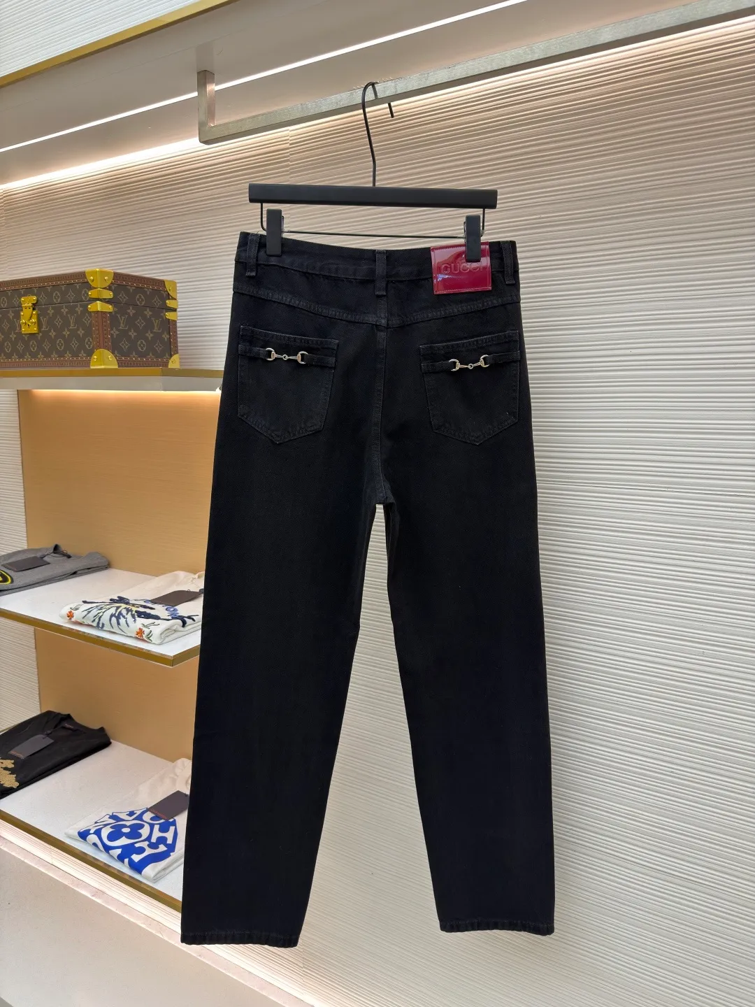 Gucci horsebit cotton jeans ●Item number: 1682555-B25 ●Material: denim fabric ●Technology: washed production ●Color: black ●Version: fitted version ●Weight: about 705 grams ●Size: 30-31-32-33-34-36 ●Description: This GUCCI classic blue denim trousers is made of high-weight denim denim fabric. After pre-washing, it feels soft and retains the stiffness of the fabric. It is not easy to deform and fade. The classic denim blue color is versatile and full of retro texture. The trousers adopt a classic five-pocket structure design. The placket has custom-made metal buttons and zippers with thick texture. The trousers at the waist are evenly distributed and can be matched with different belts. The overall shape is a straight and loose silhouette, neatly cut to fit the body shape, the trouser hems are exquisitely hemmed, the stitching is straight and fine, the tag-less design is more simple, the customized accessories and brand logo details are complete, and the craftsmanship shows the level of luxury. It is suitable for daily outings, casual commuting and other scenarios. It is the core item for creating casual retro wear. The overall wiring is straight and delicate, the fabric is comfortable and soft, and the color is consistent without color difference. It can be matched with the same style to create a fashionable look and control various occasions. Customized accessories, complete with three standards, same style for men and women!