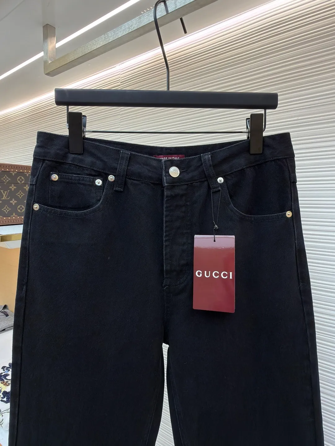 Gucci horsebit cotton jeans ●Item number: 1682555-B25 ●Material: denim fabric ●Technology: washed production ●Color: black ●Version: fitted version ●Weight: about 705 grams ●Size: 30-31-32-33-34-36 ●Description: This GUCCI classic blue denim trousers is made of high-weight denim denim fabric. After pre-washing, it feels soft and retains the stiffness of the fabric. It is not easy to deform and fade. The classic denim blue color is versatile and full of retro texture. The trousers adopt a classic five-pocket structure design. The placket has custom-made metal buttons and zippers with thick texture. The trousers at the waist are evenly distributed and can be matched with different belts. The overall shape is a straight and loose silhouette, neatly cut to fit the body shape, the trouser hems are exquisitely hemmed, the stitching is straight and fine, the tag-less design is more simple, the customized accessories and brand logo details are complete, and the craftsmanship shows the level of luxury. It is suitable for daily outings, casual commuting and other scenarios. It is the core item for creating casual retro wear. The overall wiring is straight and delicate, the fabric is comfortable and soft, and the color is consistent without color difference. It can be matched with the same style to create a fashionable look and control various occasions. Customized accessories, complete with three standards, same style for men and women!