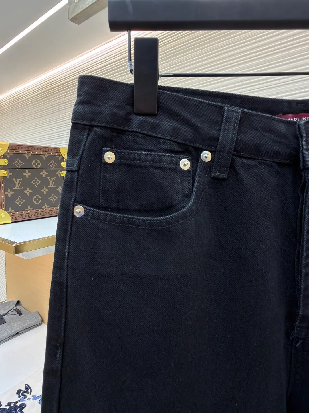 Gucci horsebit cotton jeans ●Item number: 1682555-B25 ●Material: denim fabric ●Technology: washed production ●Color: black ●Version: fitted version ●Weight: about 705 grams ●Size: 30-31-32-33-34-36 ●Description: This GUCCI classic blue denim trousers is made of high-weight denim denim fabric. After pre-washing, it feels soft and retains the stiffness of the fabric. It is not easy to deform and fade. The classic denim blue color is versatile and full of retro texture. The trousers adopt a classic five-pocket structure design. The placket has custom-made metal buttons and zippers with thick texture. The trousers at the waist are evenly distributed and can be matched with different belts. The overall shape is a straight and loose silhouette, neatly cut to fit the body shape, the trouser hems are exquisitely hemmed, the stitching is straight and fine, the tag-less design is more simple, the customized accessories and brand logo details are complete, and the craftsmanship shows the level of luxury. It is suitable for daily outings, casual commuting and other scenarios. It is the core item for creating casual retro wear. The overall wiring is straight and delicate, the fabric is comfortable and soft, and the color is consistent without color difference. It can be matched with the same style to create a fashionable look and control various occasions. Customized accessories, complete with three standards, same style for men and women!