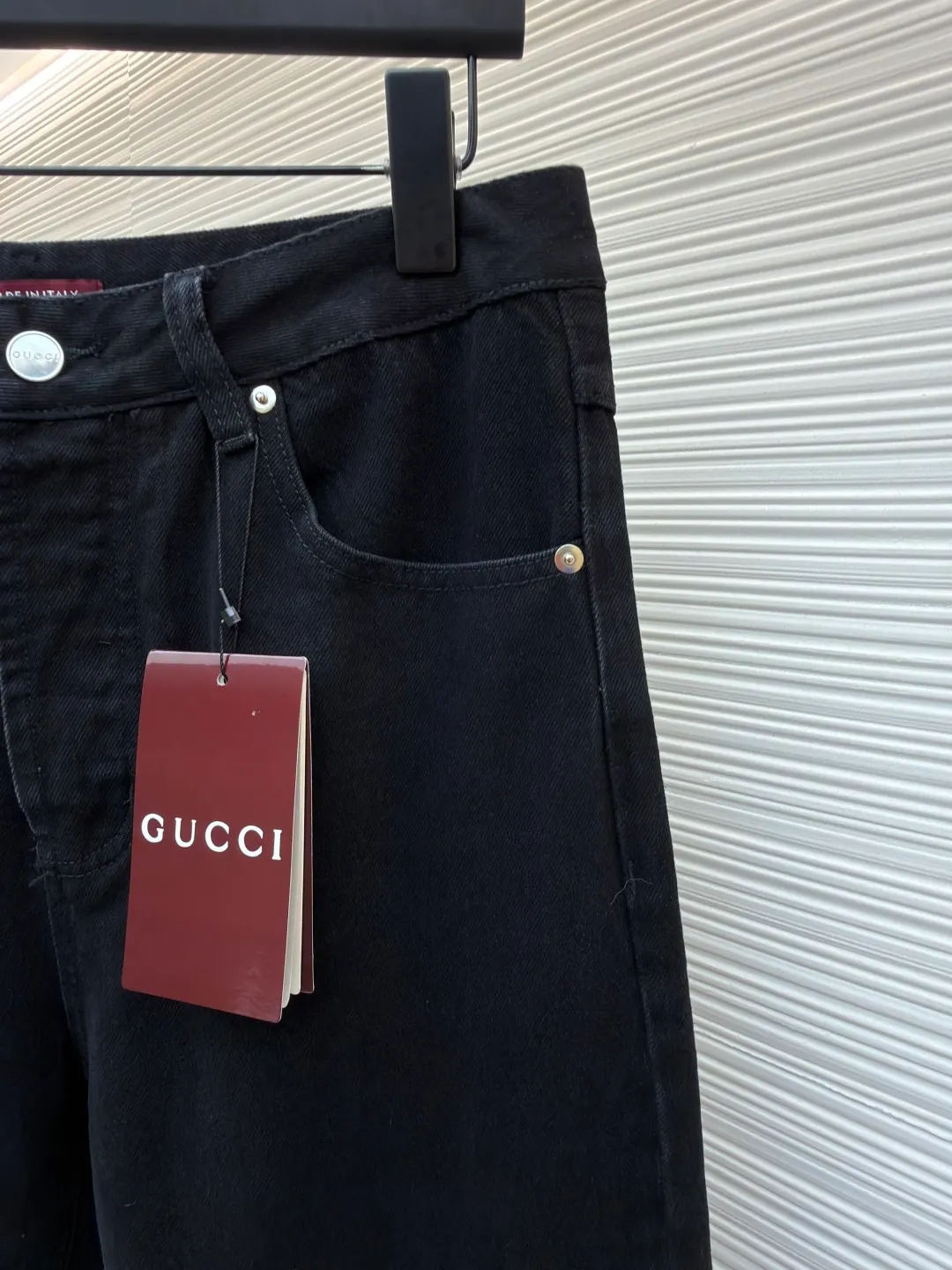 Gucci horsebit cotton jeans ●Item number: 1682555-B25 ●Material: denim fabric ●Technology: washed production ●Color: black ●Version: fitted version ●Weight: about 705 grams ●Size: 30-31-32-33-34-36 ●Description: This GUCCI classic blue denim trousers is made of high-weight denim denim fabric. After pre-washing, it feels soft and retains the stiffness of the fabric. It is not easy to deform and fade. The classic denim blue color is versatile and full of retro texture. The trousers adopt a classic five-pocket structure design. The placket has custom-made metal buttons and zippers with thick texture. The trousers at the waist are evenly distributed and can be matched with different belts. The overall shape is a straight and loose silhouette, neatly cut to fit the body shape, the trouser hems are exquisitely hemmed, the stitching is straight and fine, the tag-less design is more simple, the customized accessories and brand logo details are complete, and the craftsmanship shows the level of luxury. It is suitable for daily outings, casual commuting and other scenarios. It is the core item for creating casual retro wear. The overall wiring is straight and delicate, the fabric is comfortable and soft, and the color is consistent without color difference. It can be matched with the same style to create a fashionable look and control various occasions. Customized accessories, complete with three standards, same style for men and women!
